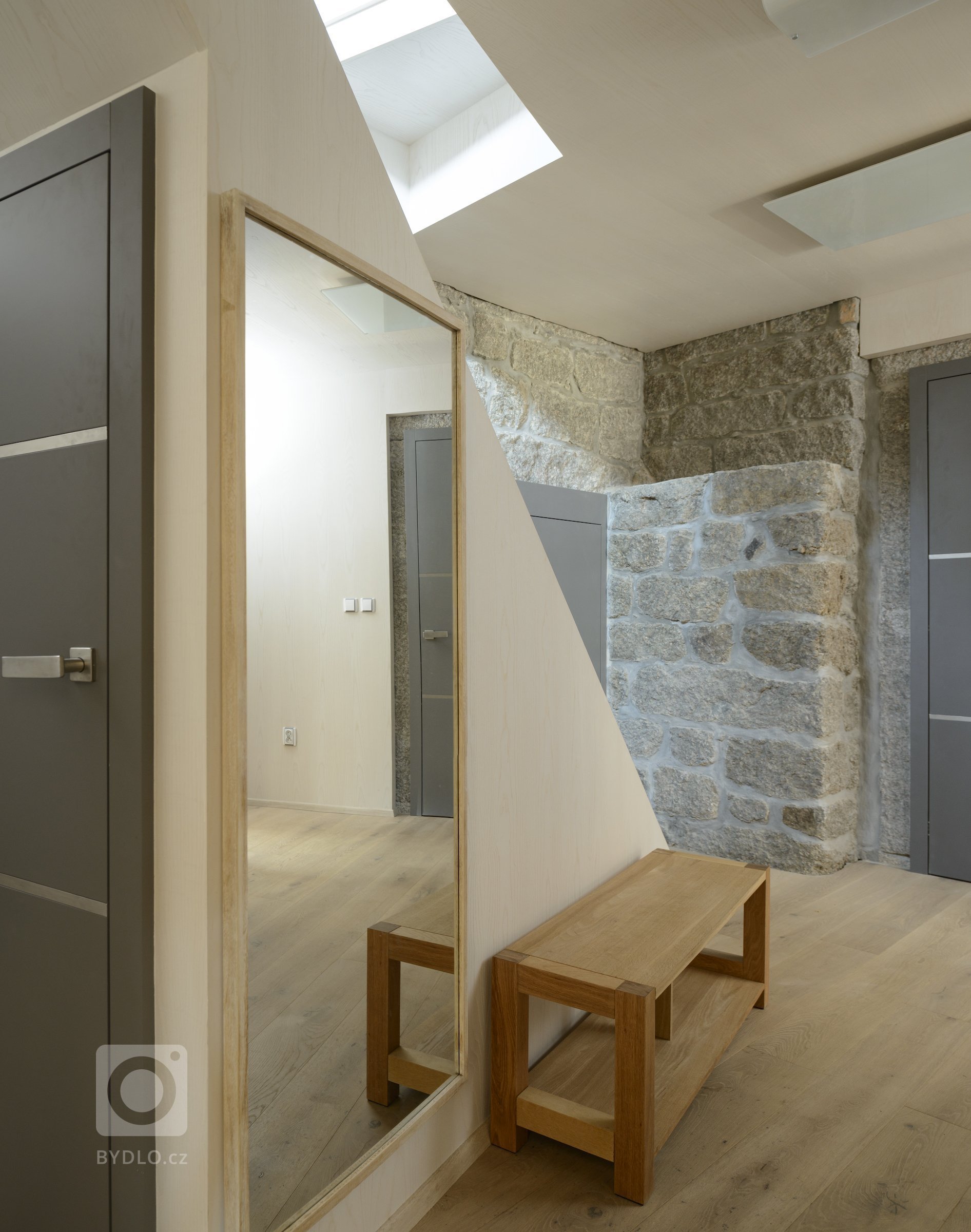 Rekonstrukce tradiční jizerskohorské chalupy byla od začátku vedena snahou o skloubení požadavků

designu, genia loci horské vsi a současného životního stylu…