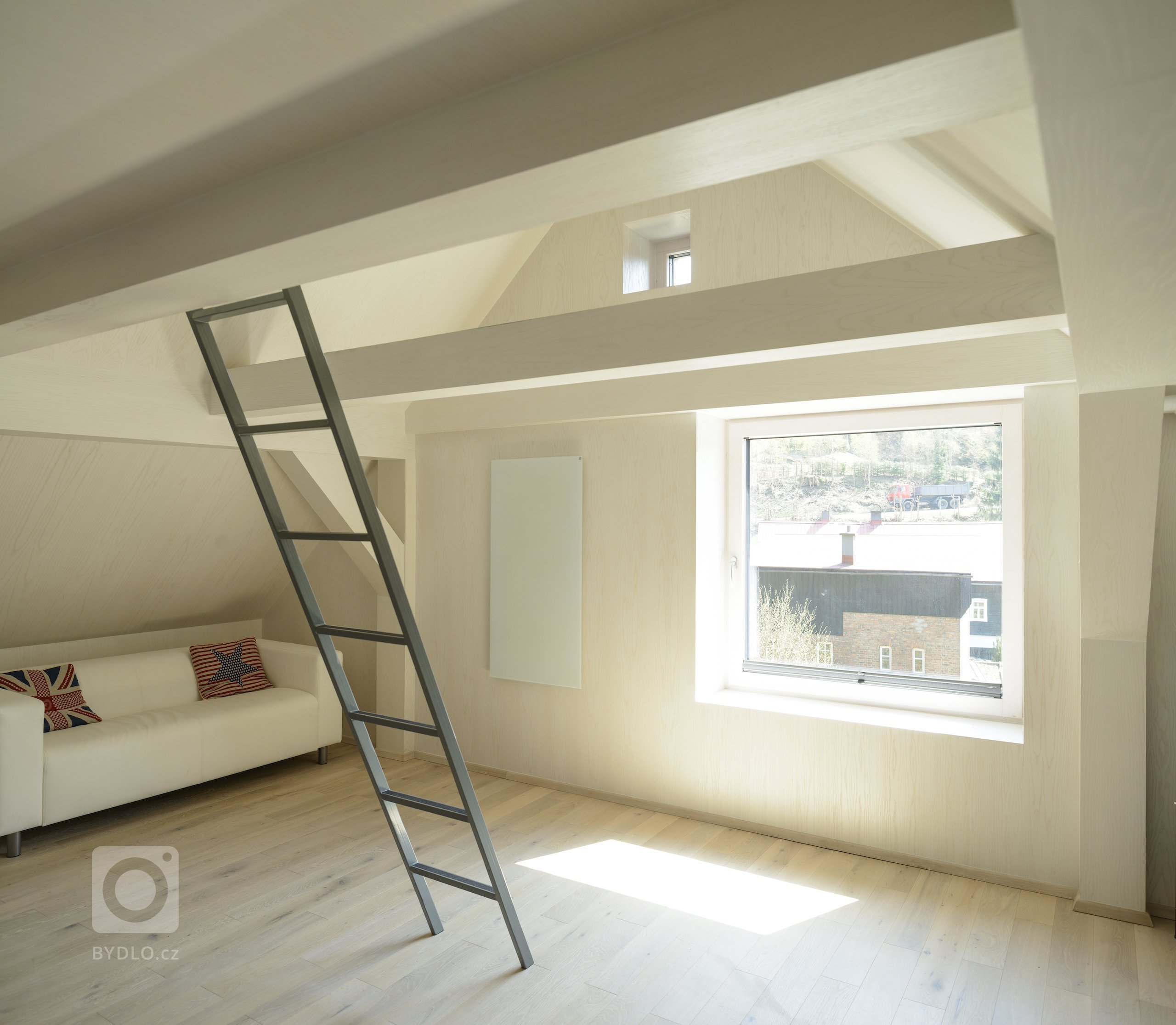 Rekonstrukce tradiční jizerskohorské chalupy byla od začátku vedena snahou o skloubení požadavků

designu, genia loci horské vsi a současného životního stylu…