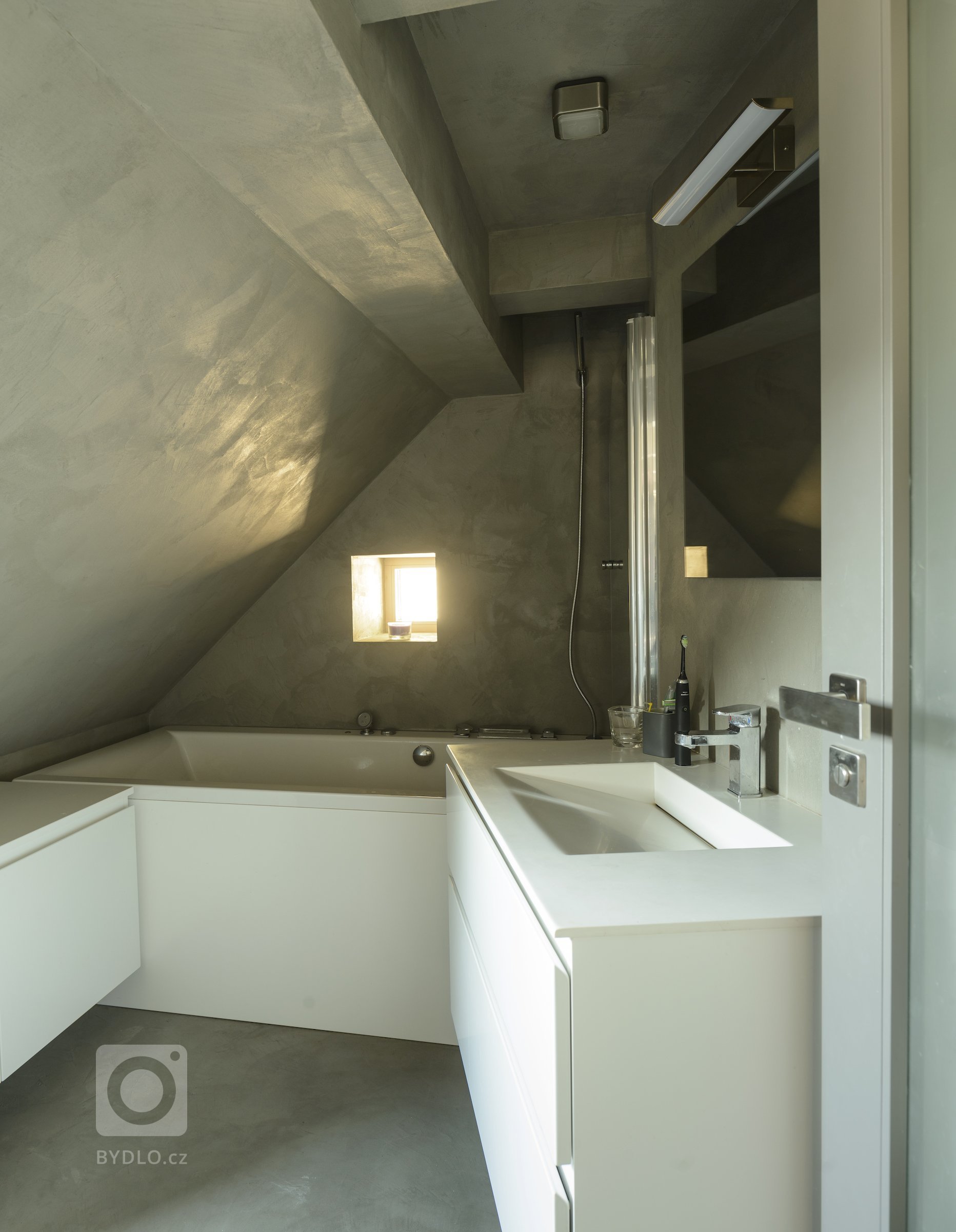 Rekonstrukce tradiční jizerskohorské chalupy byla od začátku vedena snahou o skloubení požadavků

designu, genia loci horské vsi a současného životního stylu…