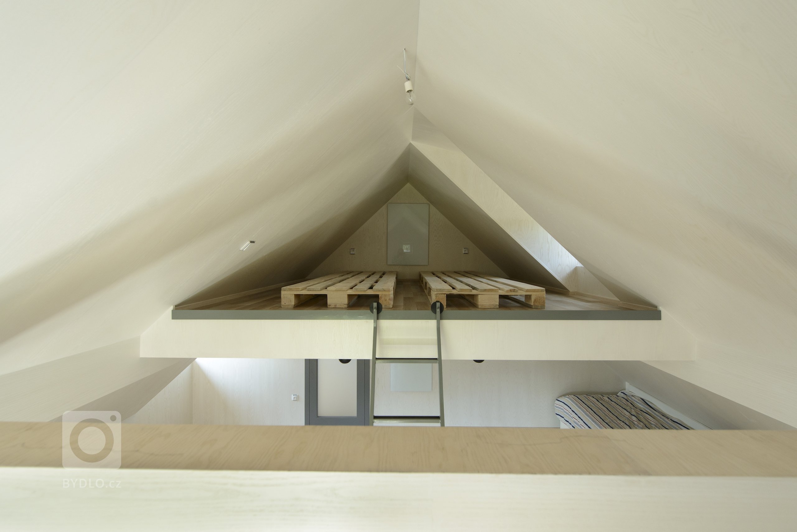 Rekonstrukce tradiční jizerskohorské chalupy byla od začátku vedena snahou o skloubení požadavků

designu, genia loci horské vsi a současného životního stylu…