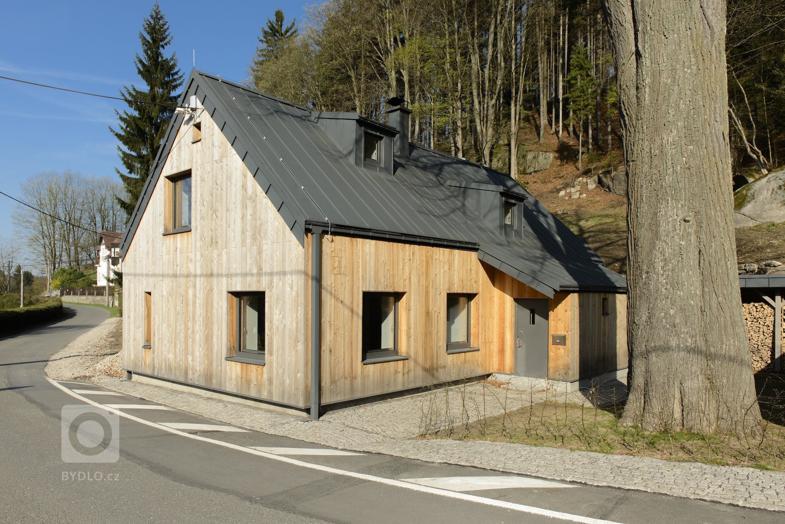 Rekonstrukce tradiční jizerskohorské chalupy byla od začátku vedena snahou o skloubení požadavků

designu, genia loci horské vsi a současného životního stylu…