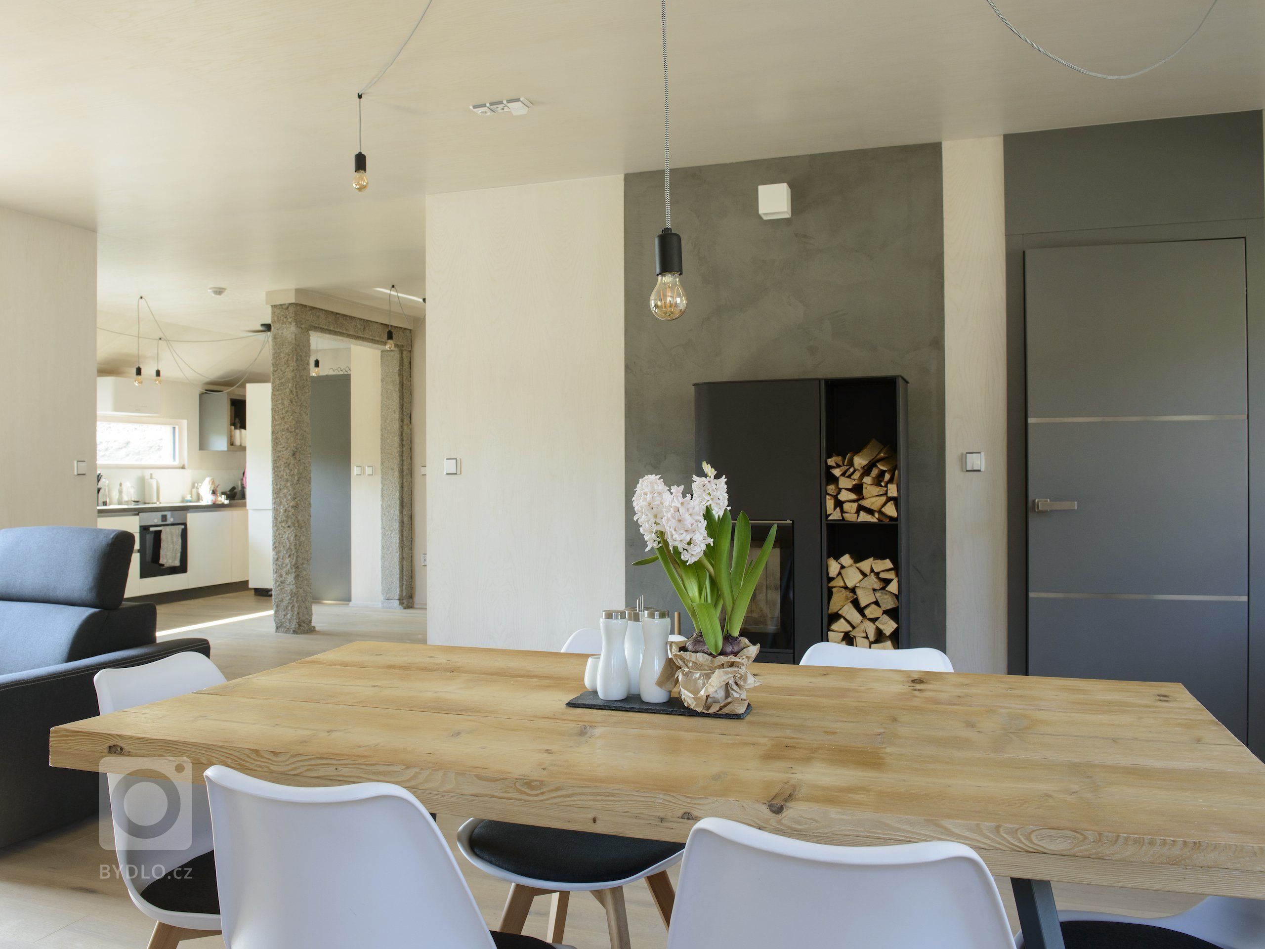 Rekonstrukce tradiční jizerskohorské chalupy byla od začátku vedena snahou o skloubení požadavků

designu, genia loci horské vsi a současného životního stylu…