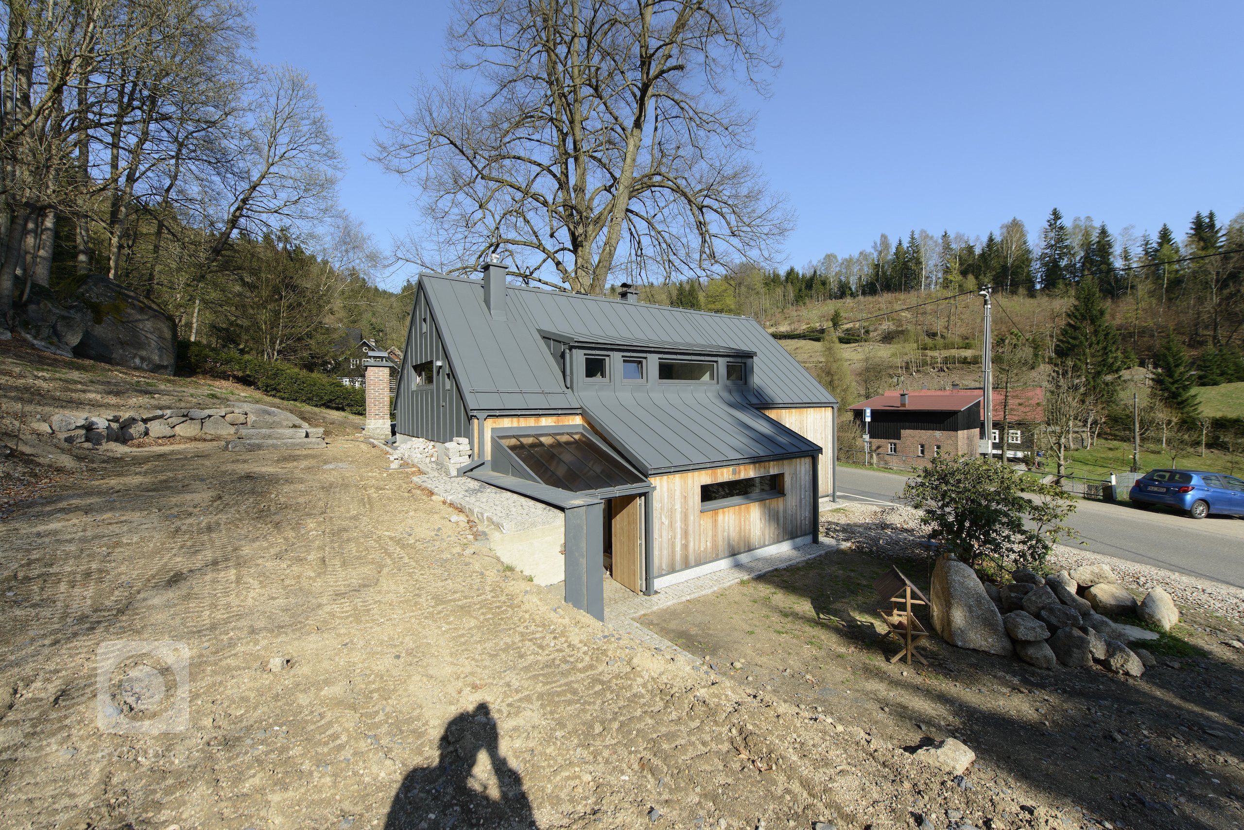 Rekonstrukce tradiční jizerskohorské chalupy byla od začátku vedena snahou o skloubení požadavků

designu, genia loci horské vsi a současného životního stylu…