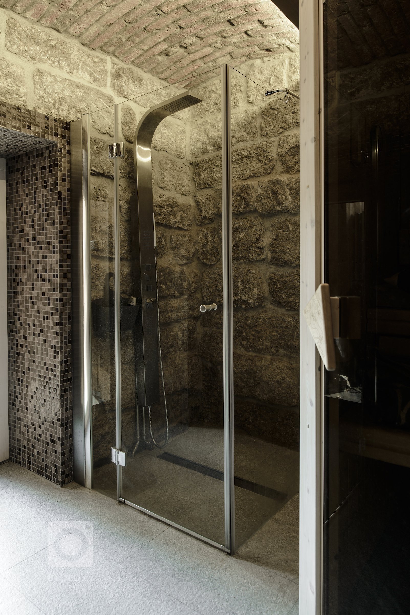 Rekonstrukce tradiční jizerskohorské chalupy byla od začátku vedena snahou o skloubení požadavků

designu, genia loci horské vsi a současného životního stylu…