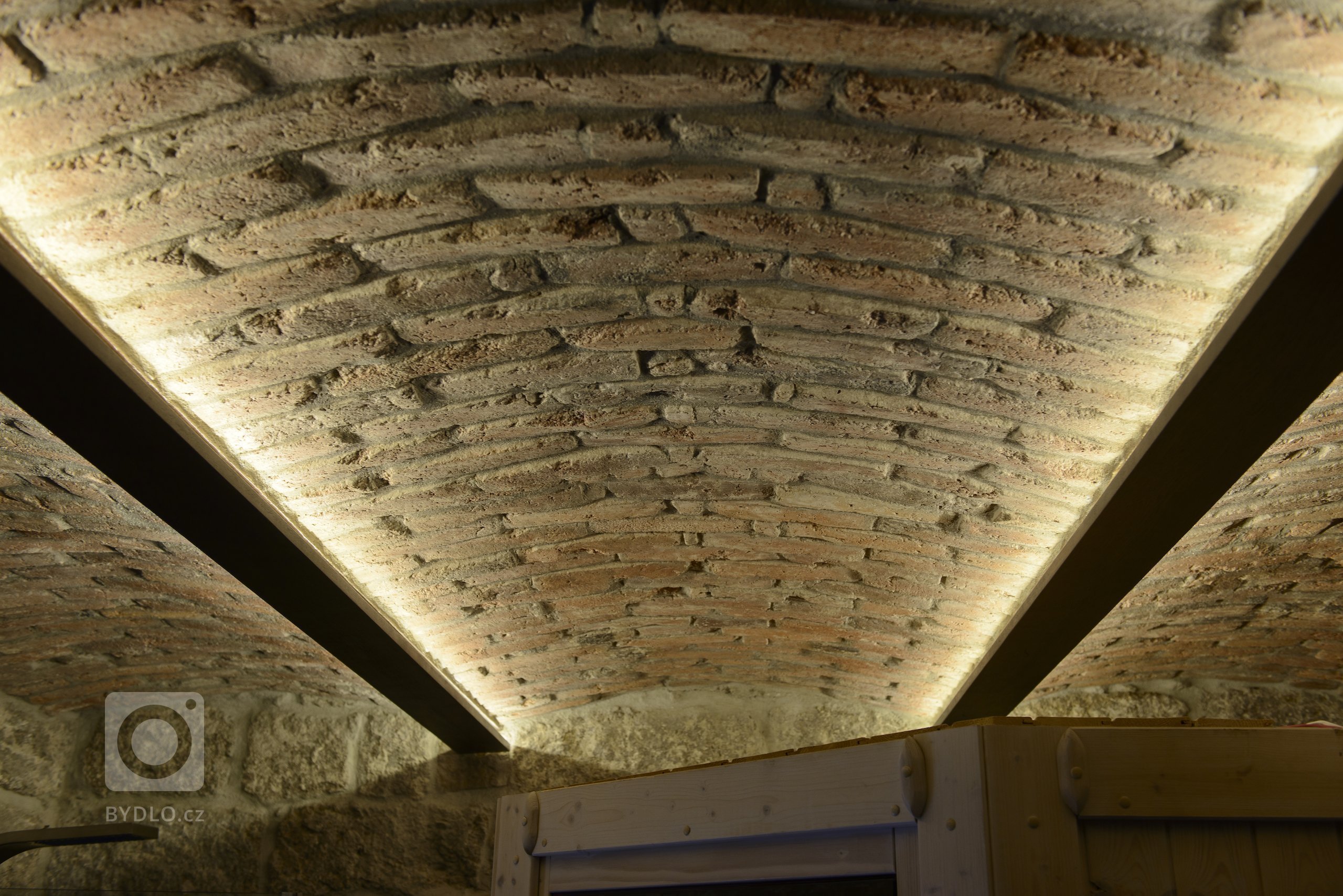 Rekonstrukce tradiční jizerskohorské chalupy byla od začátku vedena snahou o skloubení požadavků

designu, genia loci horské vsi a současného životního stylu…