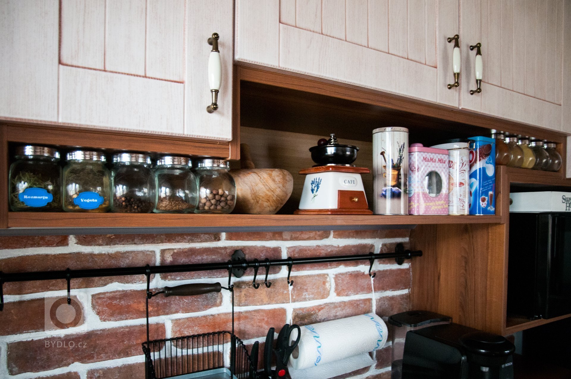 Rustikální kuchyně&nbsp;získávají opět na popularitě,&nbsp;jednu pro vás máme v kombinaci s cihlovým obkadem
