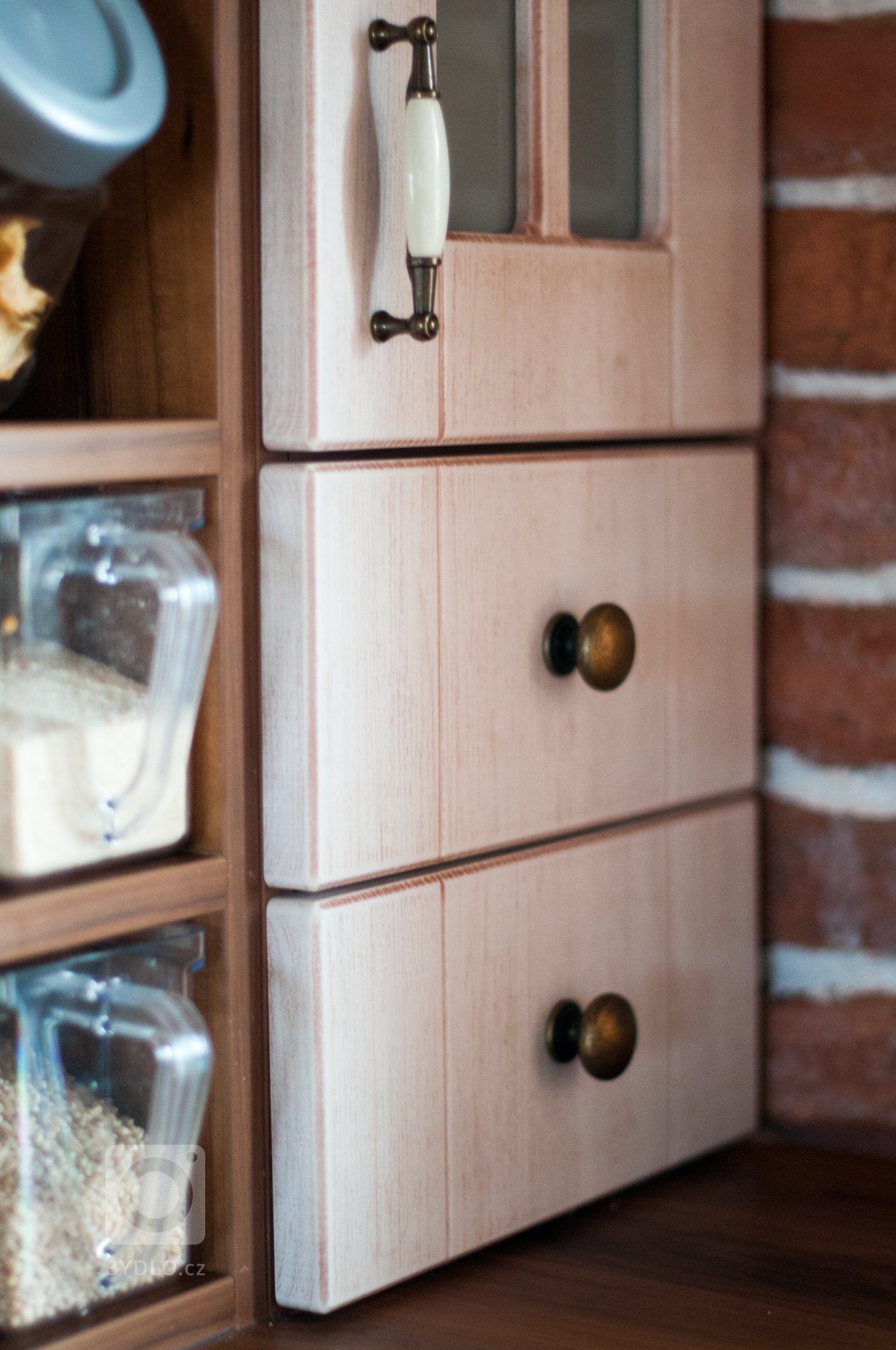 Rustikální kuchyně&nbsp;získávají opět na popularitě,&nbsp;jednu pro vás máme v kombinaci s cihlovým obkadem
