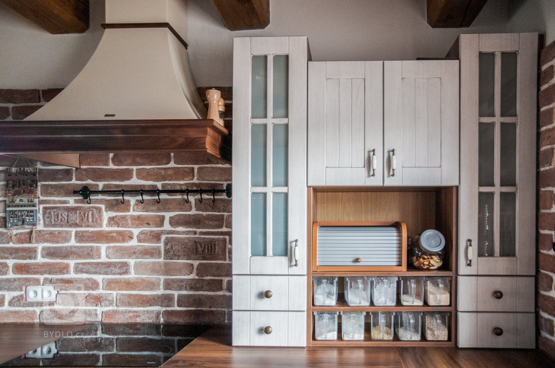 Rustikální kuchyně&nbsp;získávají opět na popularitě,&nbsp;jednu pro vás máme v kombinaci s cihlovým obkadem
