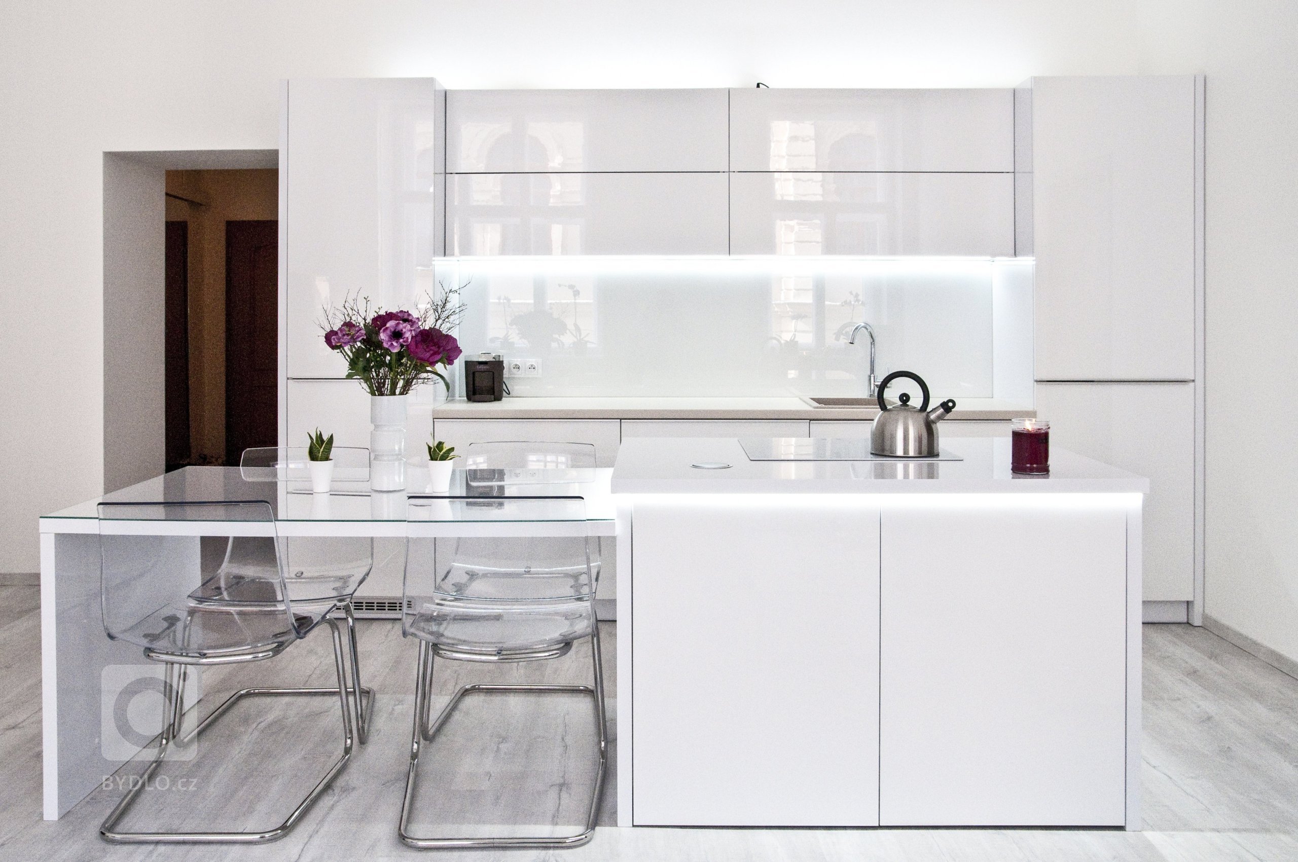 Krásná kuchyňská linka, která je laděna převážně do bílé barvy. Kuchyně působí velmi čistým, jemným a klidným dojmem. Lesklost materiálů, použití skla a světlé…