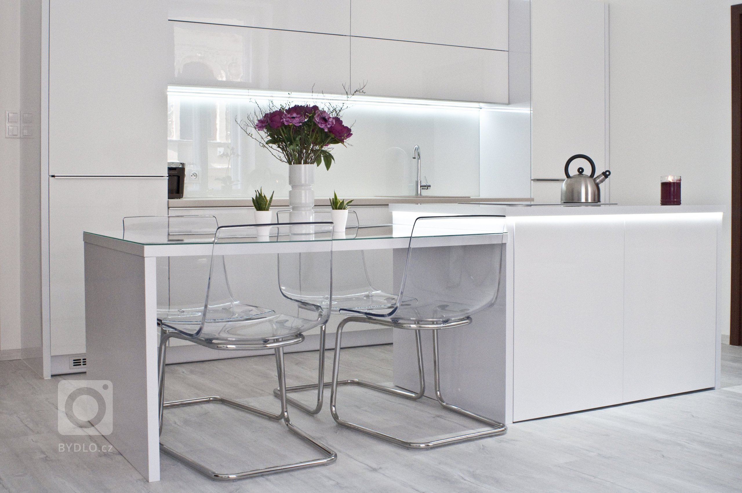 Krásná kuchyňská linka, která je laděna převážně do bílé barvy. Kuchyně působí velmi čistým, jemným a klidným dojmem. Lesklost materiálů, použití skla a světlé…