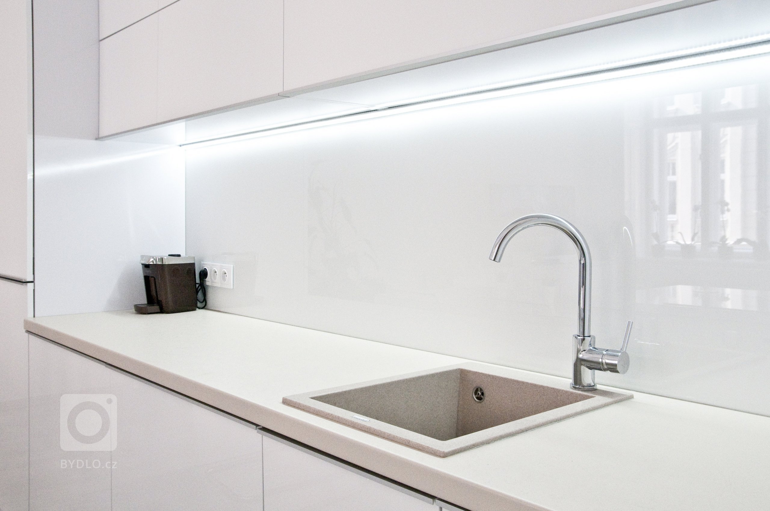 Krásná kuchyňská linka, která je laděna převážně do bílé barvy. Kuchyně působí velmi čistým, jemným a klidným dojmem. Lesklost materiálů, použití skla a světlé…