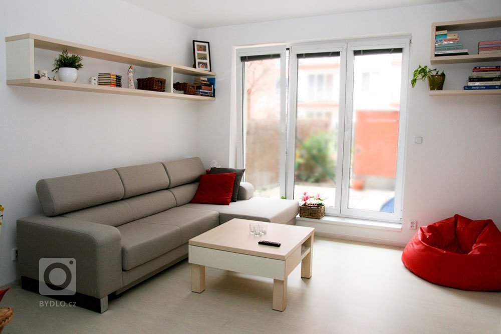 Rekonstrukci pražského panelového bytu naprojektovali architekti z&nbsp;Totostudia. Původně tmavý přízemní byt se výrazně prosvětlil. Nábytek je vyroben v&nbsp…