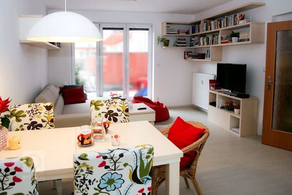 Rekonstrukci pražského panelového bytu naprojektovali architekti z&nbsp;Totostudia. Původně tmavý přízemní byt se výrazně prosvětlil. Nábytek je vyroben v&nbsp…