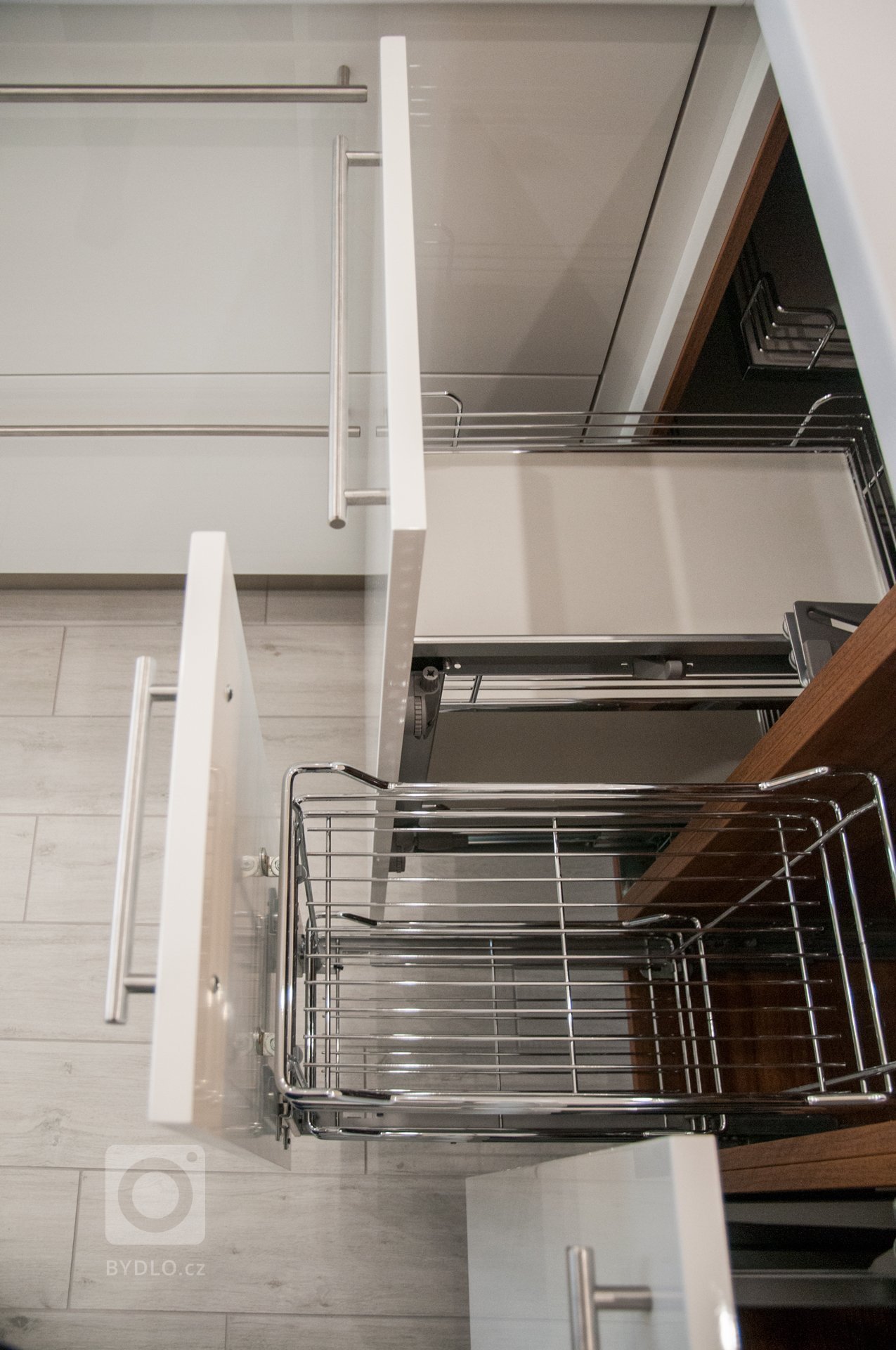 Při přestavbě rodinného domu byla stržena stěna dělící obývací část od kuchyně. Vznikla tak jedinečná prostorná místnost, která je elegantě oddělená barovým…