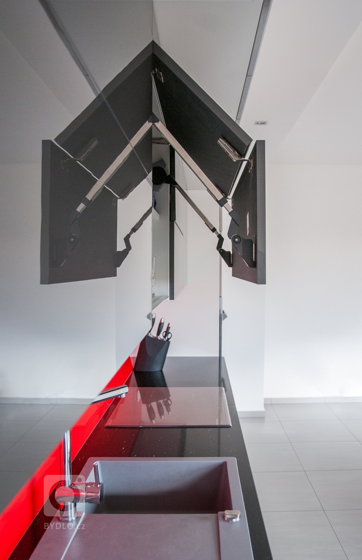 Moderní minimalistický design. Hladké a rovné plochy jsou zvýrazněny bezúchytovými mechanismy a zápustnými úchyty. Luxusní punc dodávají kuchyni elegantní…