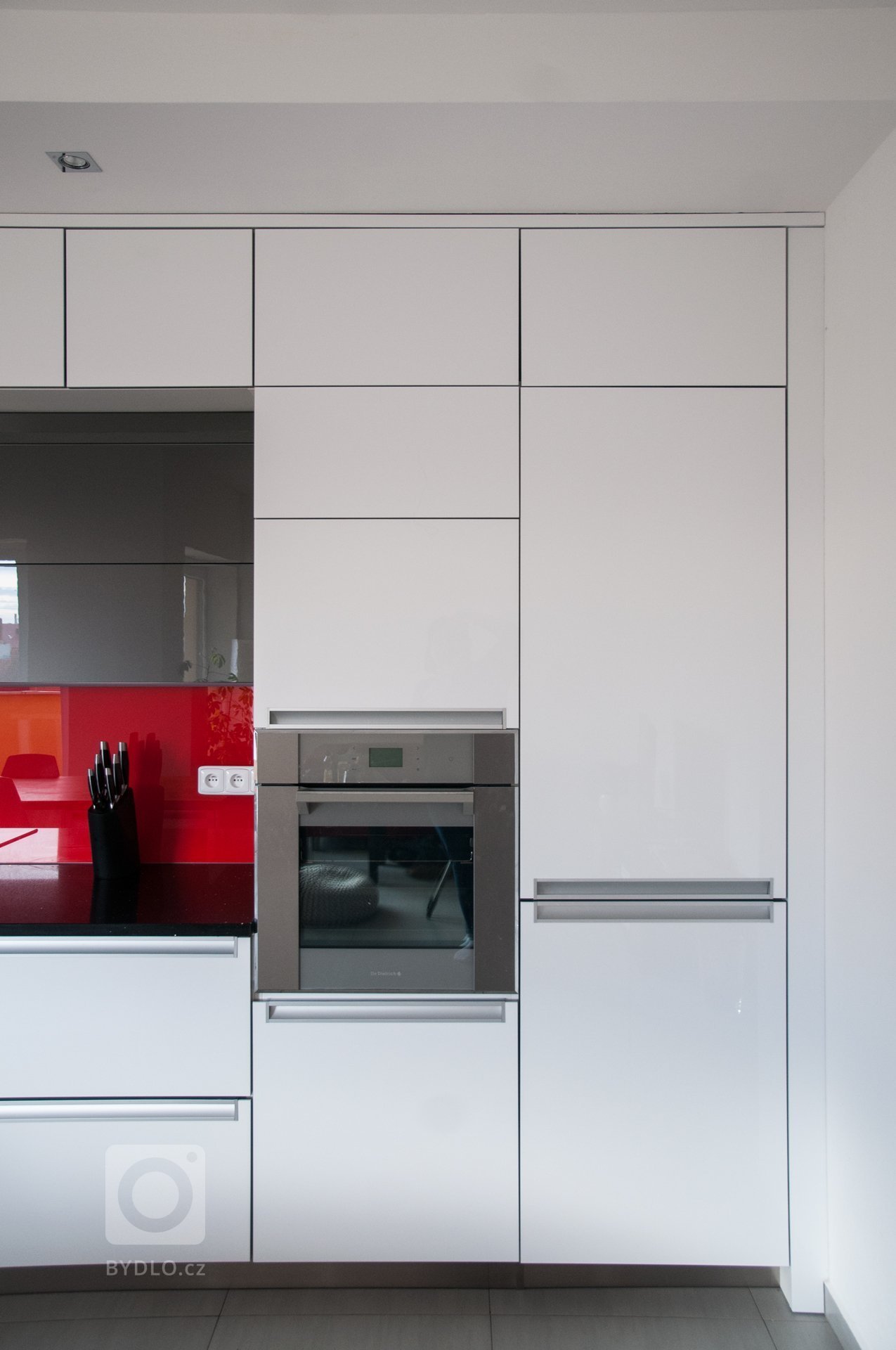 Moderní minimalistický design. Hladké a rovné plochy jsou zvýrazněny bezúchytovými mechanismy a zápustnými úchyty. Luxusní punc dodávají kuchyni elegantní…