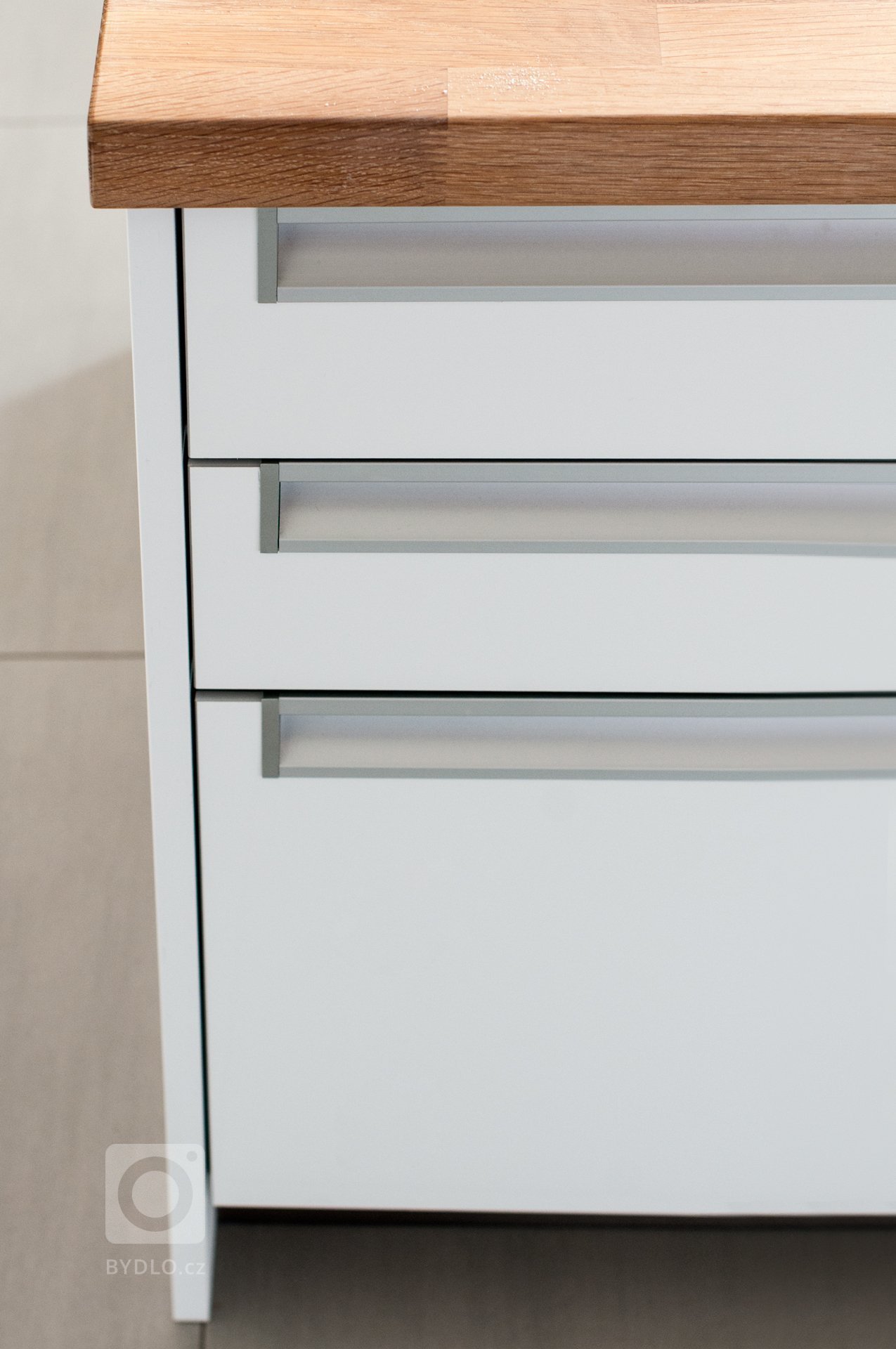 Moderní minimalistický design. Hladké a rovné plochy jsou zvýrazněny bezúchytovými mechanismy a zápustnými úchyty. Luxusní punc dodávají kuchyni elegantní…