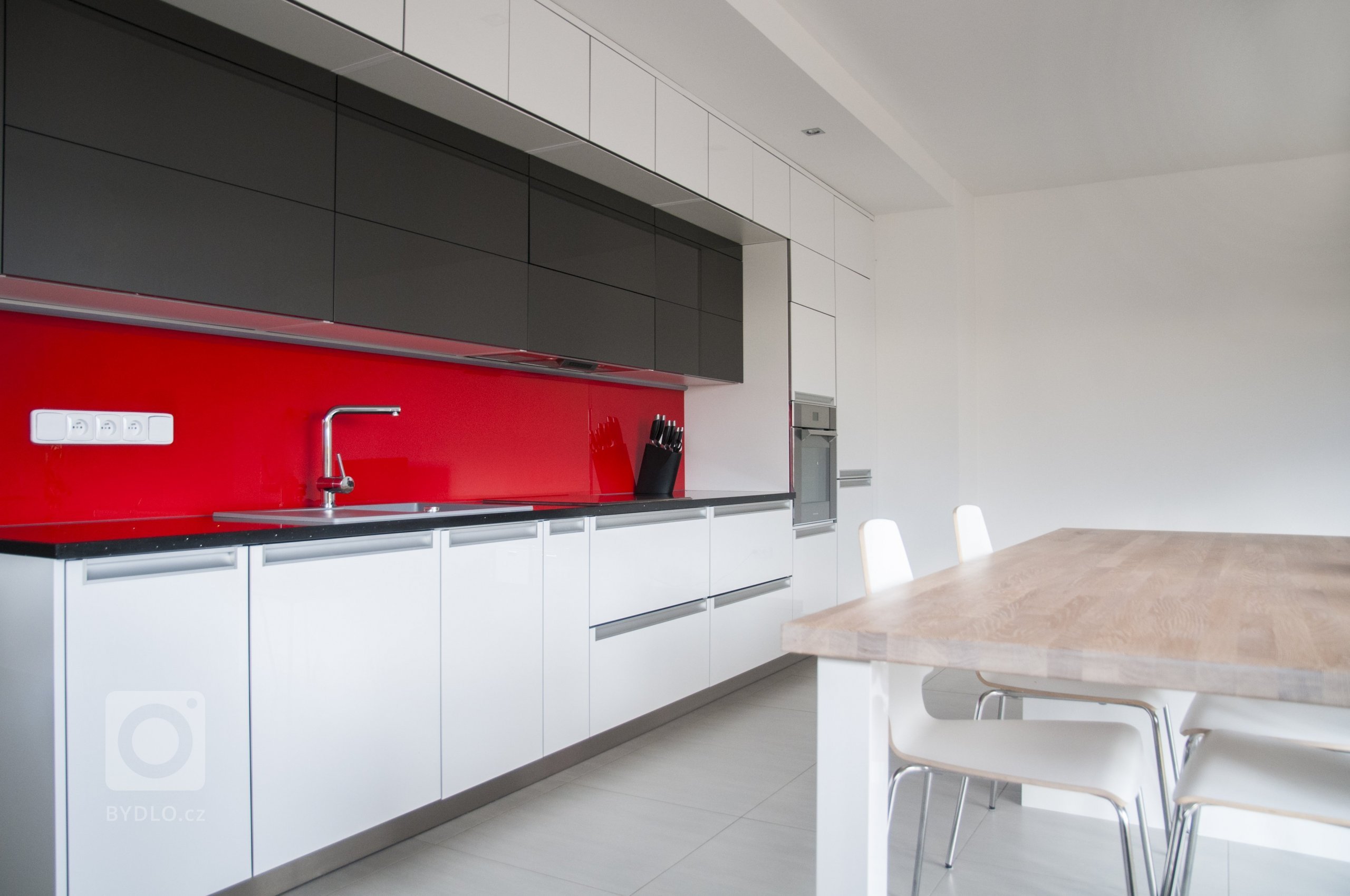 Moderní minimalistický design. Hladké a rovné plochy jsou zvýrazněny bezúchytovými mechanismy a zápustnými úchyty. Luxusní punc dodávají kuchyni elegantní…