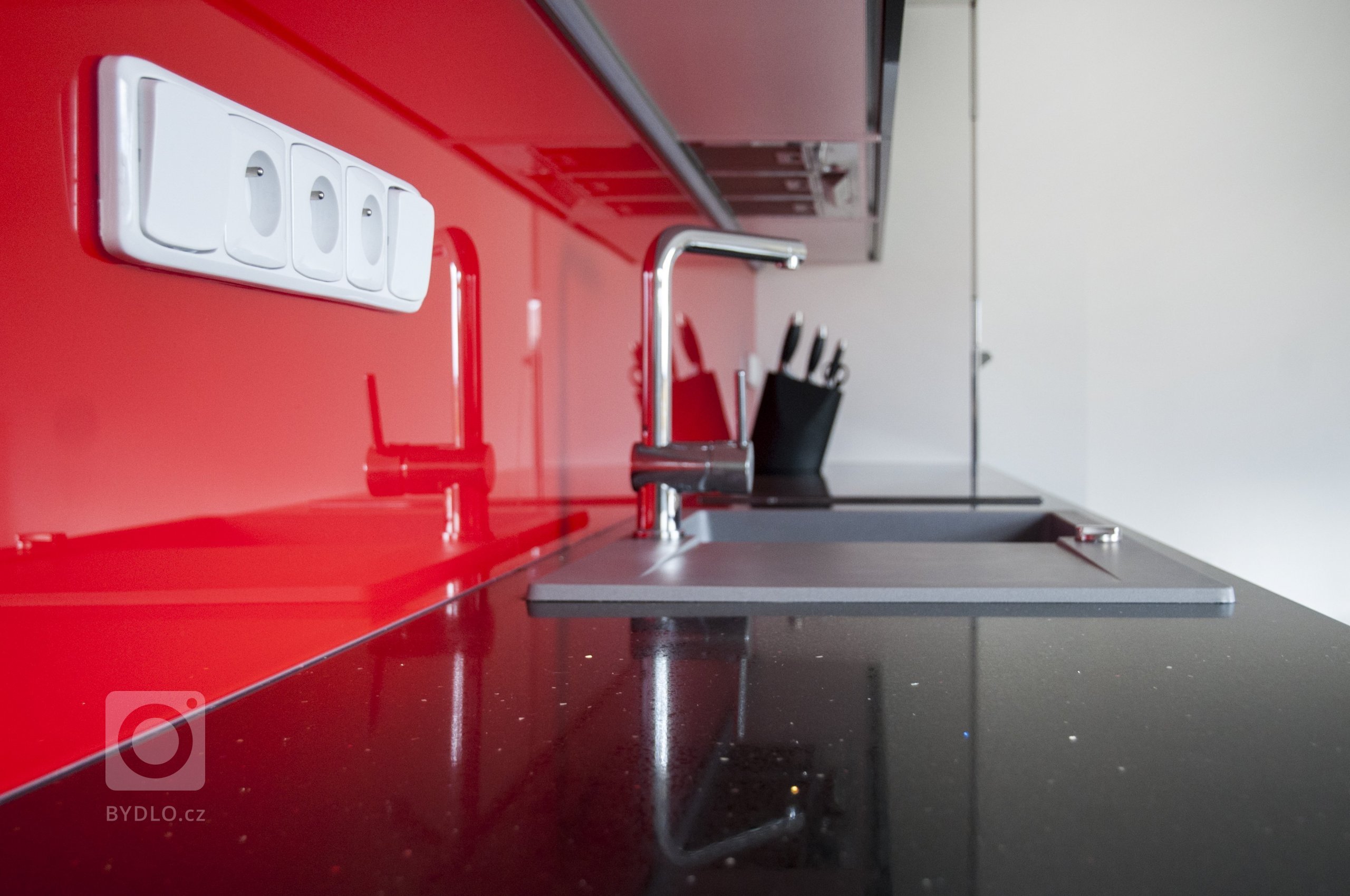 Moderní minimalistický design. Hladké a rovné plochy jsou zvýrazněny bezúchytovými mechanismy a zápustnými úchyty. Luxusní punc dodávají kuchyni elegantní…