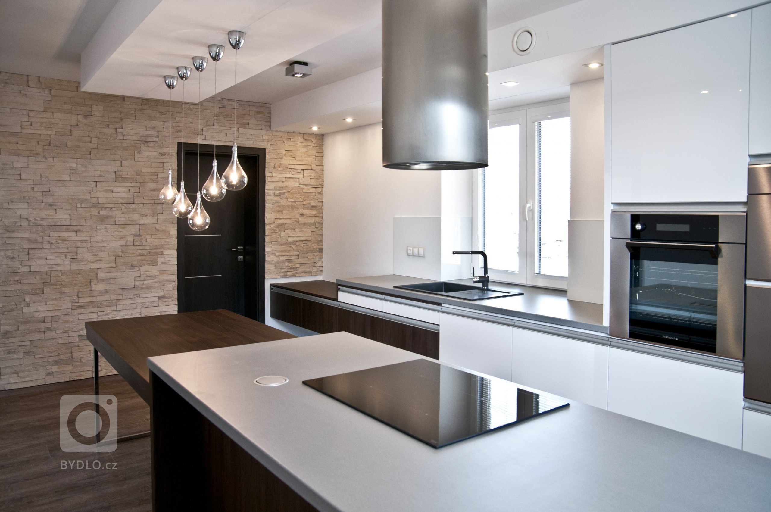 Velice moderní kuchyňská sestava působící luxusním dojmem. Majitelé vsadili na bílou lesklou barvu a velmi oblíbený dekor ořechu Ribera. Krásu kuchyně pak…