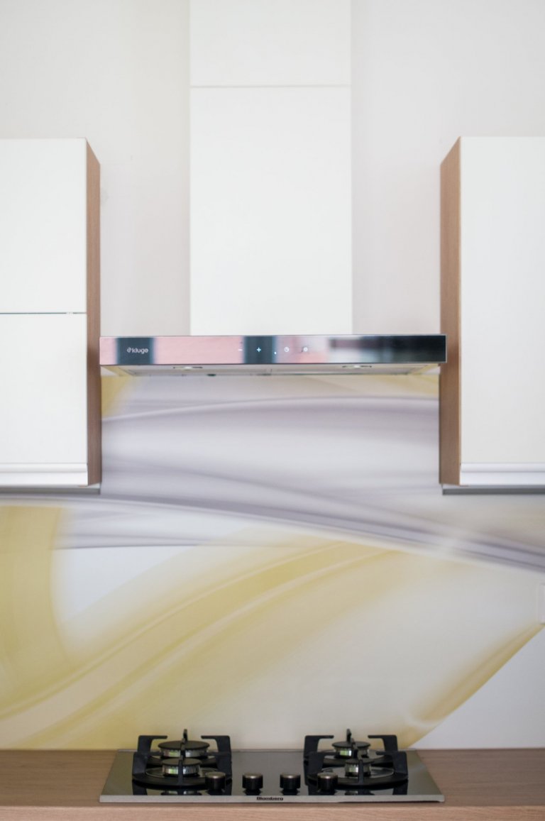 Stále populární kombinace dubu a bílé našla své uplatnění také v&nbsp;rodině mladých novomanželů. Čistou linii kuchyně doplňují zapuštěné úchytové profily. O…