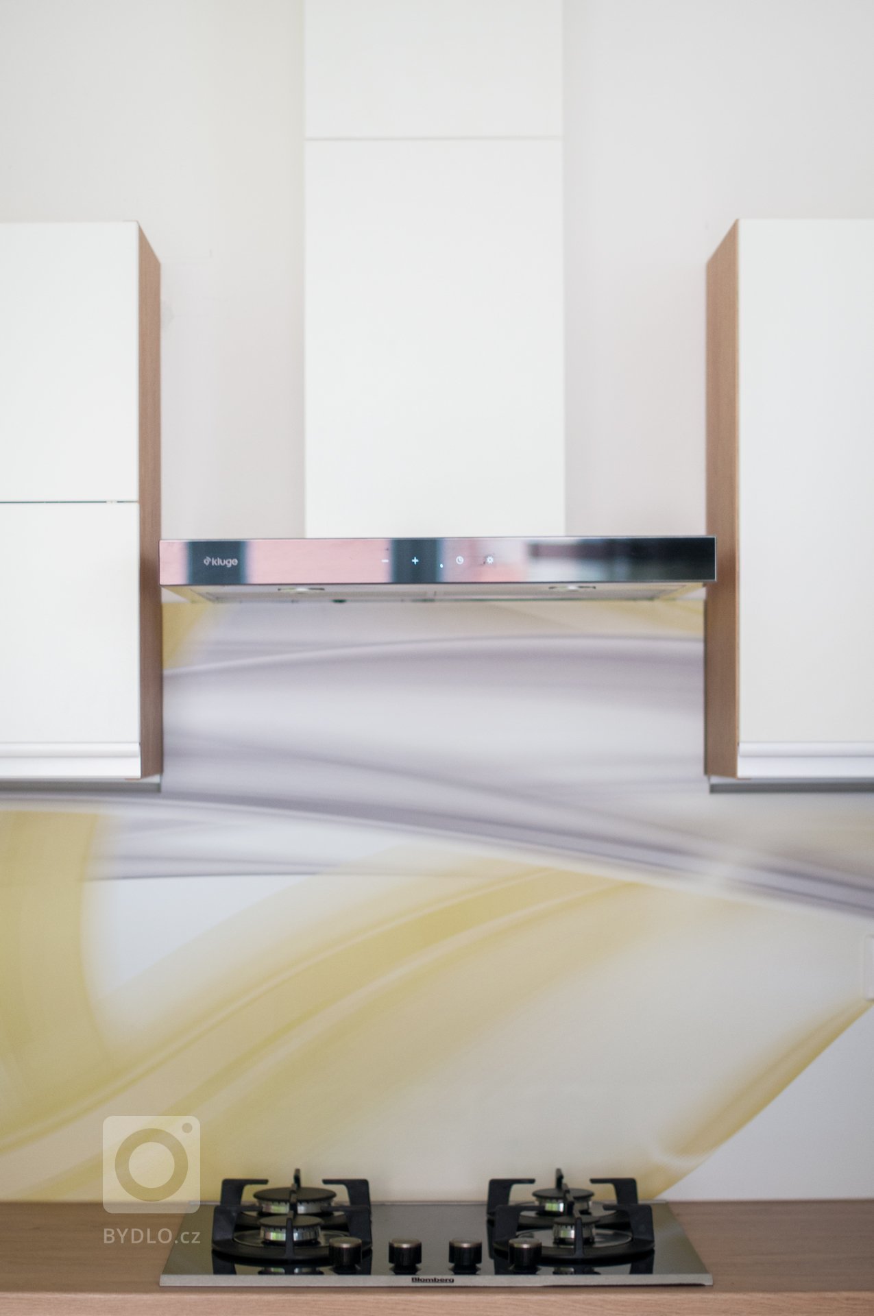 Stále populární kombinace dubu a bílé našla své uplatnění také v&nbsp;rodině mladých novomanželů. Čistou linii kuchyně doplňují zapuštěné úchytové profily. O…