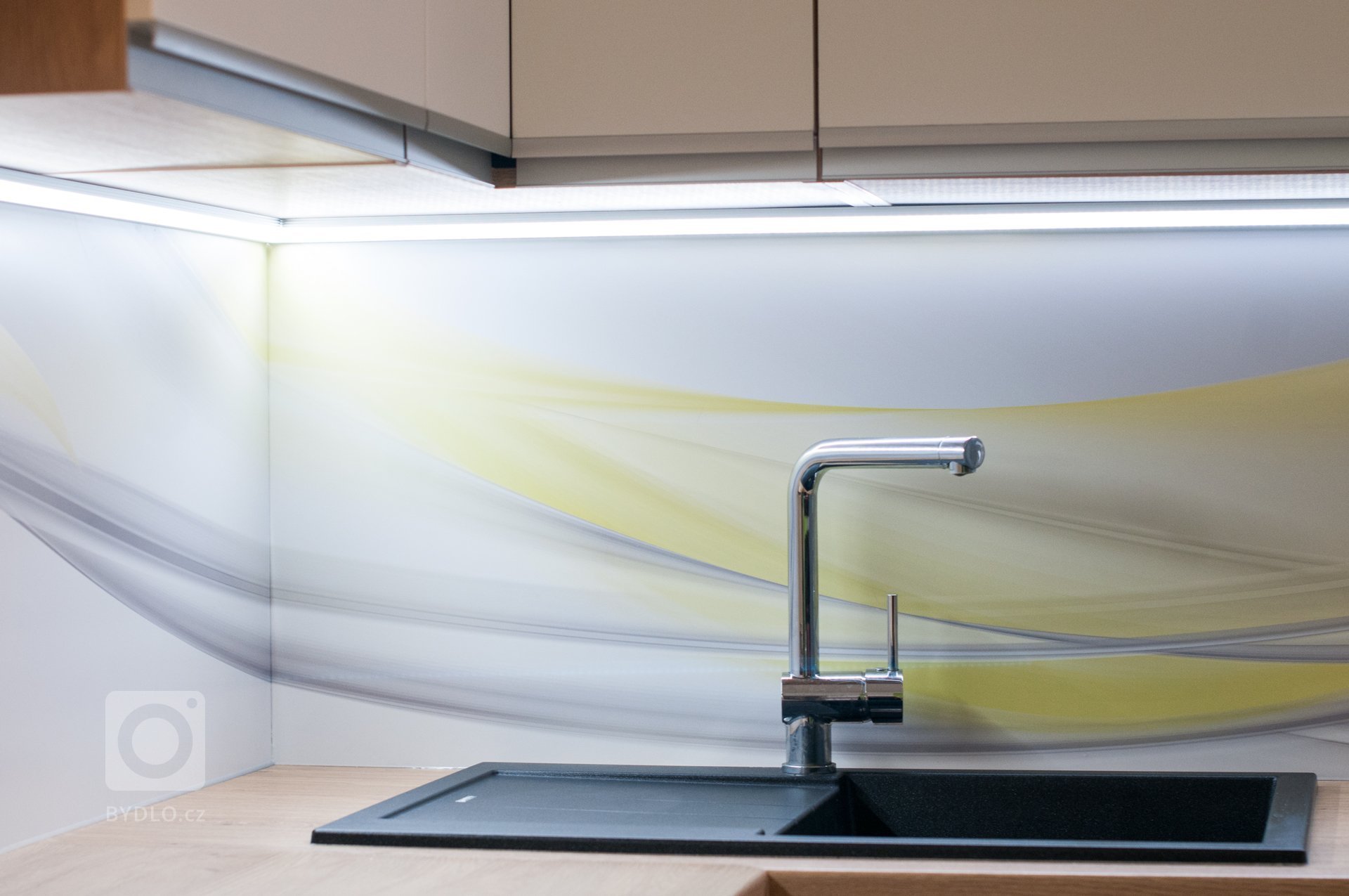 Stále populární kombinace dubu a bílé našla své uplatnění také v&nbsp;rodině mladých novomanželů. Čistou linii kuchyně doplňují zapuštěné úchytové profily. O…