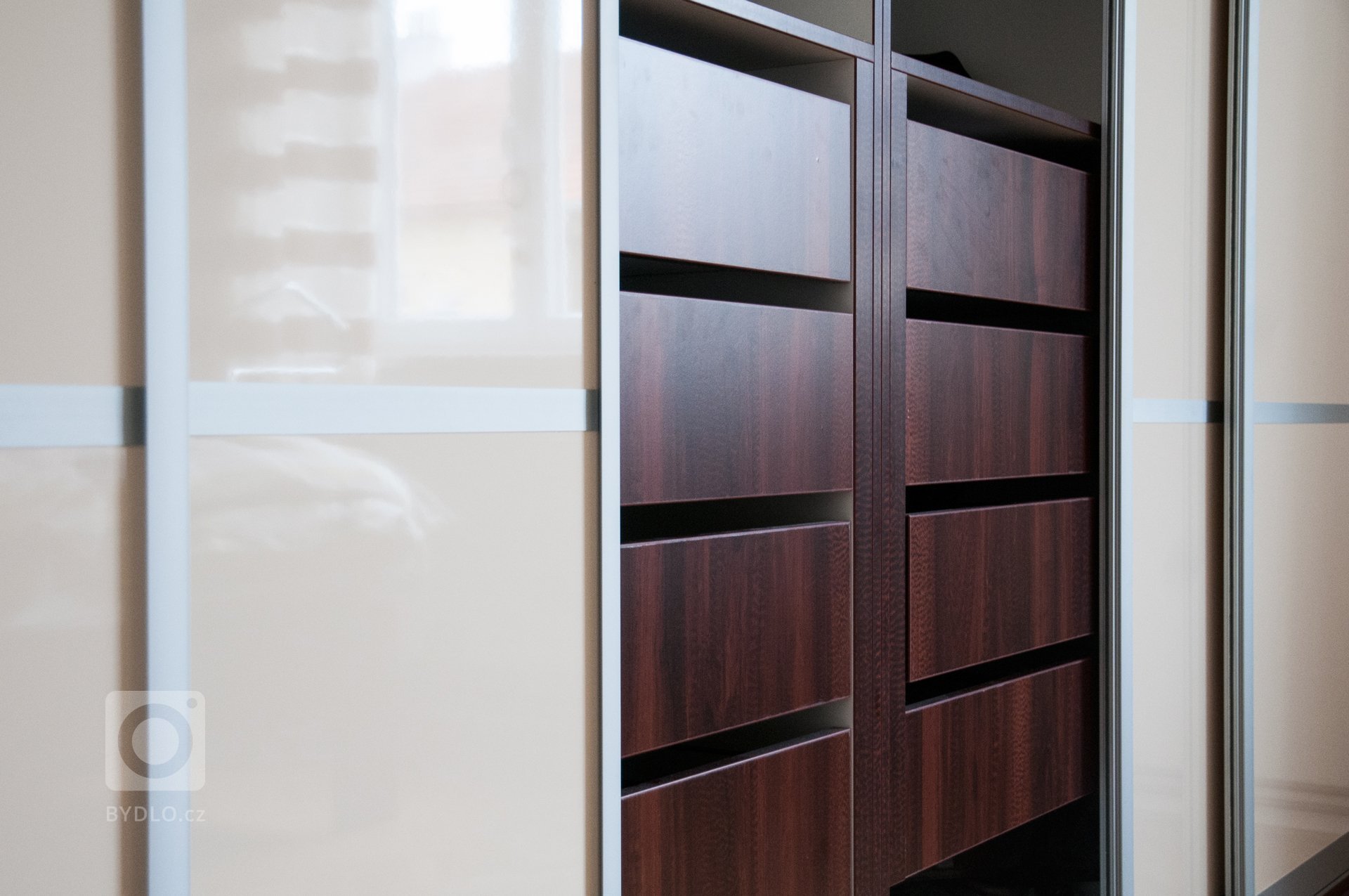 Stále populární kombinace dubu a bílé našla své uplatnění také v&nbsp;rodině mladých novomanželů. Čistou linii kuchyně doplňují zapuštěné úchytové profily. O…