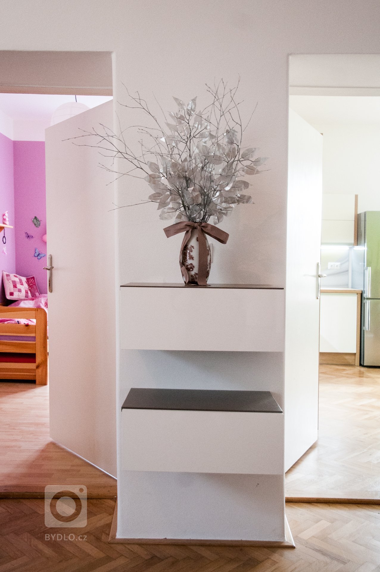 Stále populární kombinace dubu a bílé našla své uplatnění také v&nbsp;rodině mladých novomanželů. Čistou linii kuchyně doplňují zapuštěné úchytové profily. O…