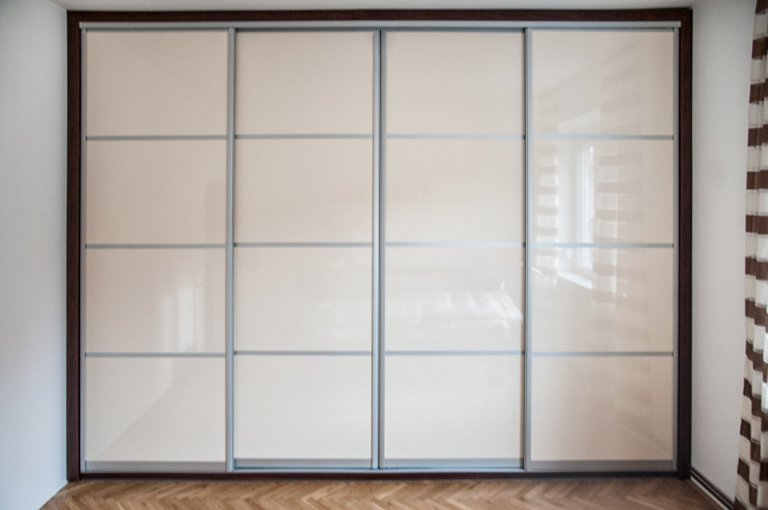 Stále populární kombinace dubu a bílé našla své uplatnění také v&nbsp;rodině mladých novomanželů. Čistou linii kuchyně doplňují zapuštěné úchytové profily. O…