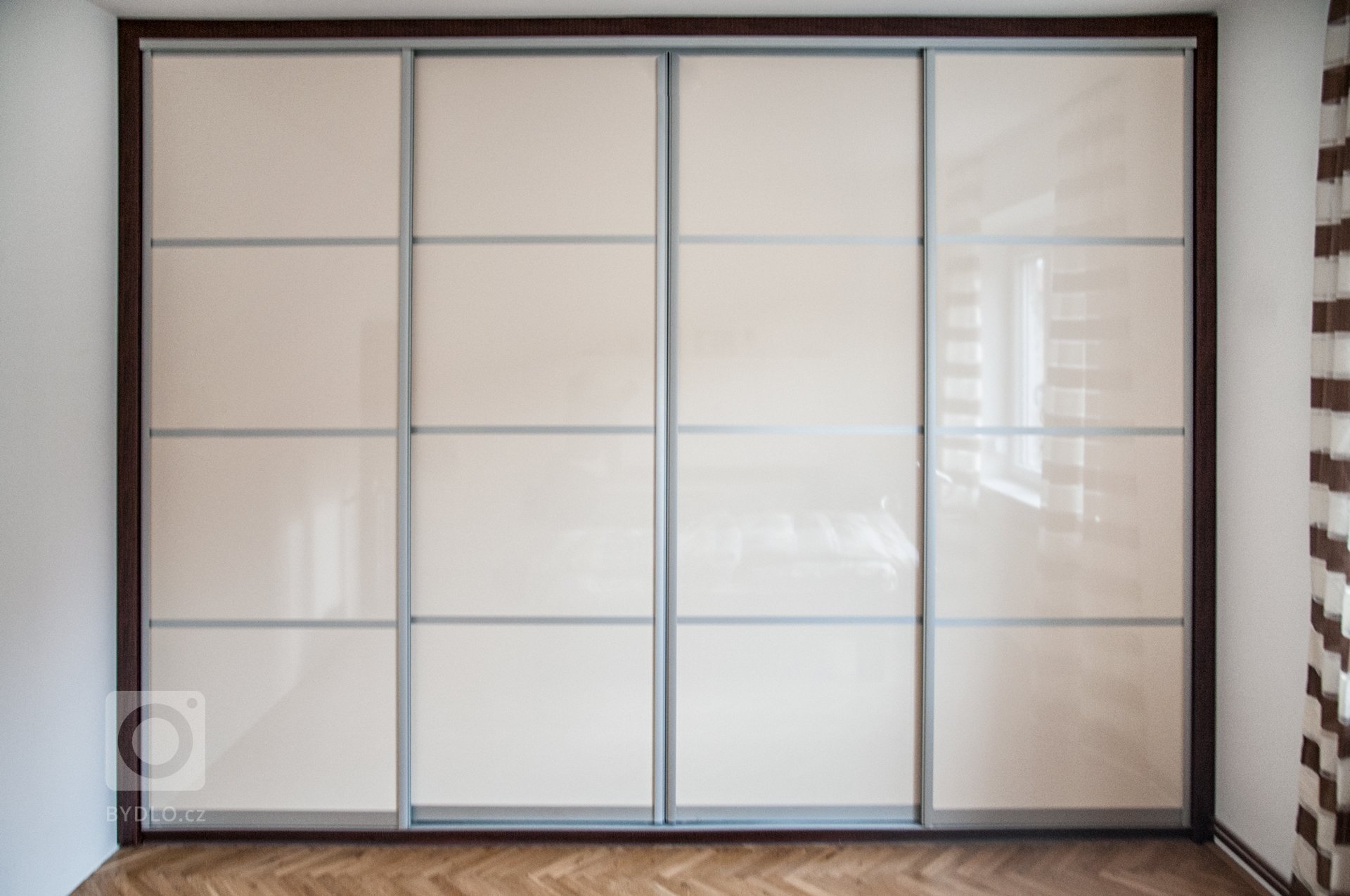 Stále populární kombinace dubu a bílé našla své uplatnění také v&nbsp;rodině mladých novomanželů. Čistou linii kuchyně doplňují zapuštěné úchytové profily. O…