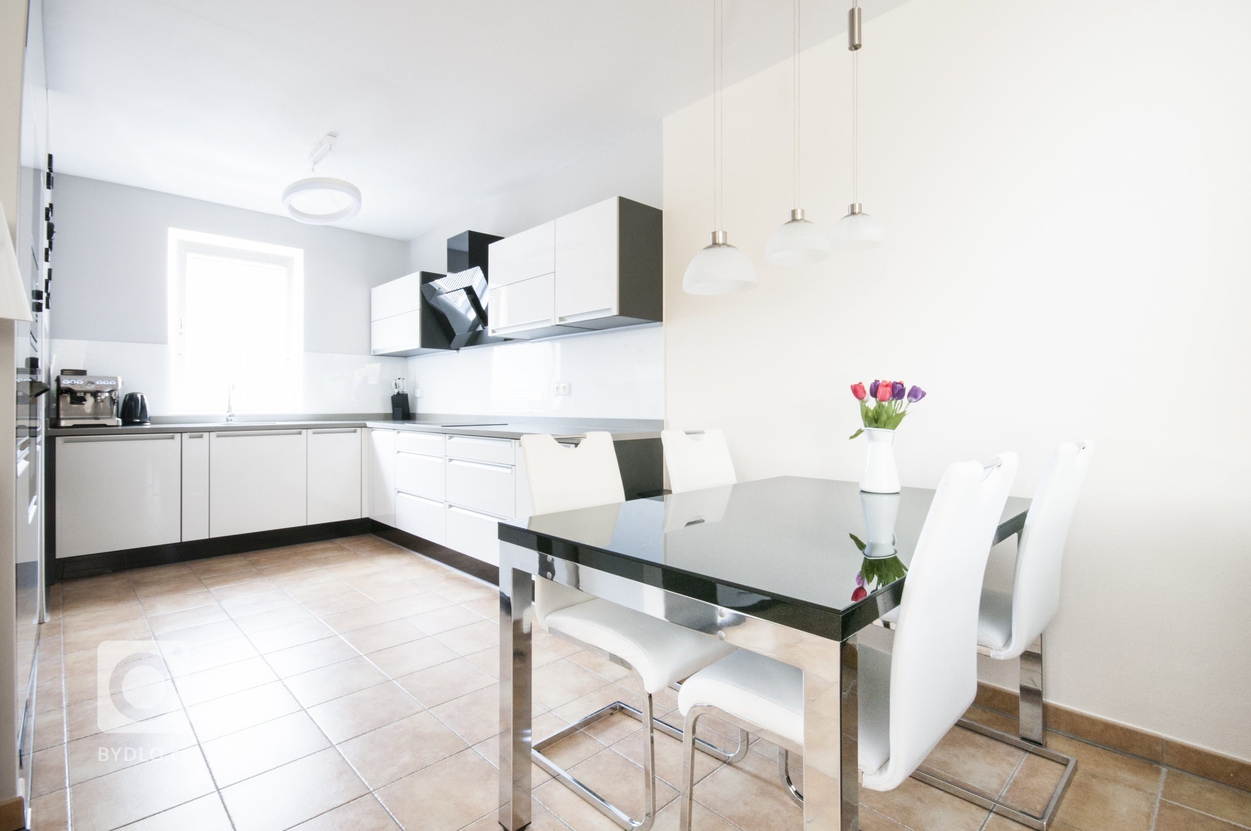 Elegantní a jednoduchá kuchyň sází na výrazný kontrast bílých a černých ploch. Lesklá dvířka a obklad kladou vyšší nároky na údržbu, ty jsou však bohatě…