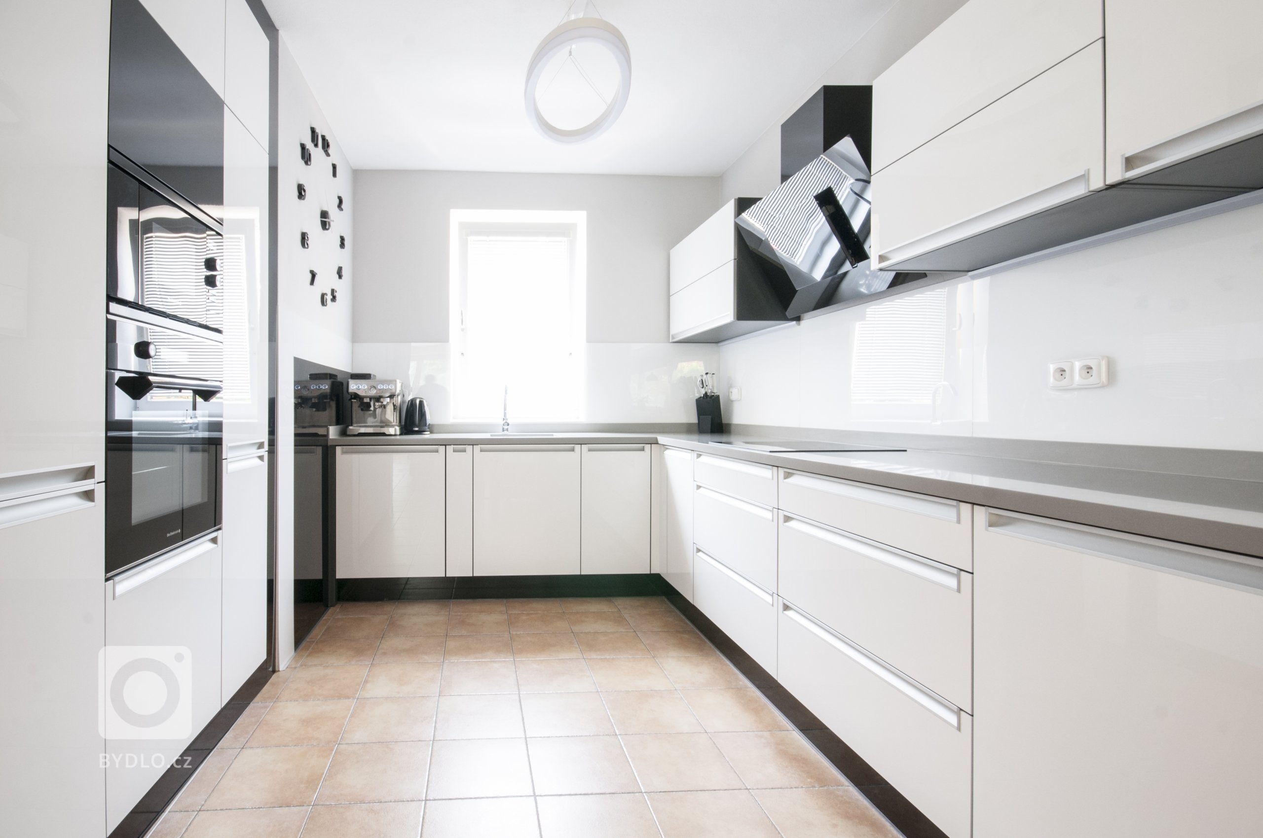 Elegantní a jednoduchá kuchyň sází na výrazný kontrast bílých a černých ploch. Lesklá dvířka a obklad kladou vyšší nároky na údržbu, ty jsou však bohatě…