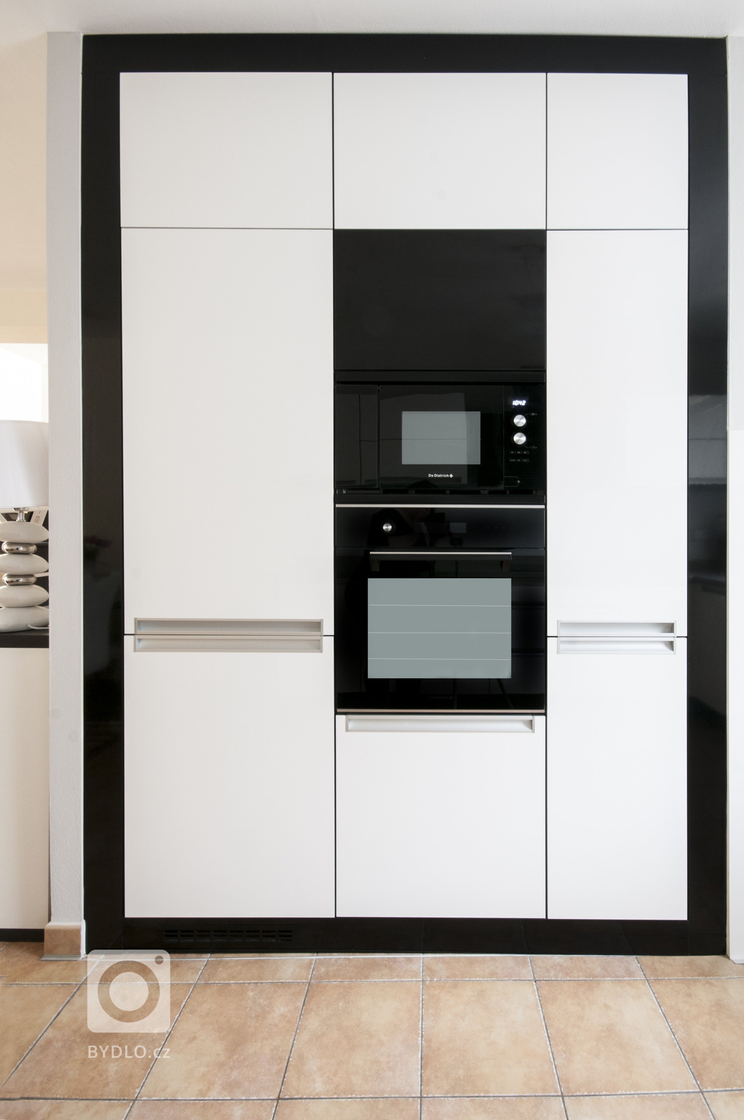 Elegantní a jednoduchá kuchyň sází na výrazný kontrast bílých a černých ploch. Lesklá dvířka a obklad kladou vyšší nároky na údržbu, ty jsou však bohatě…