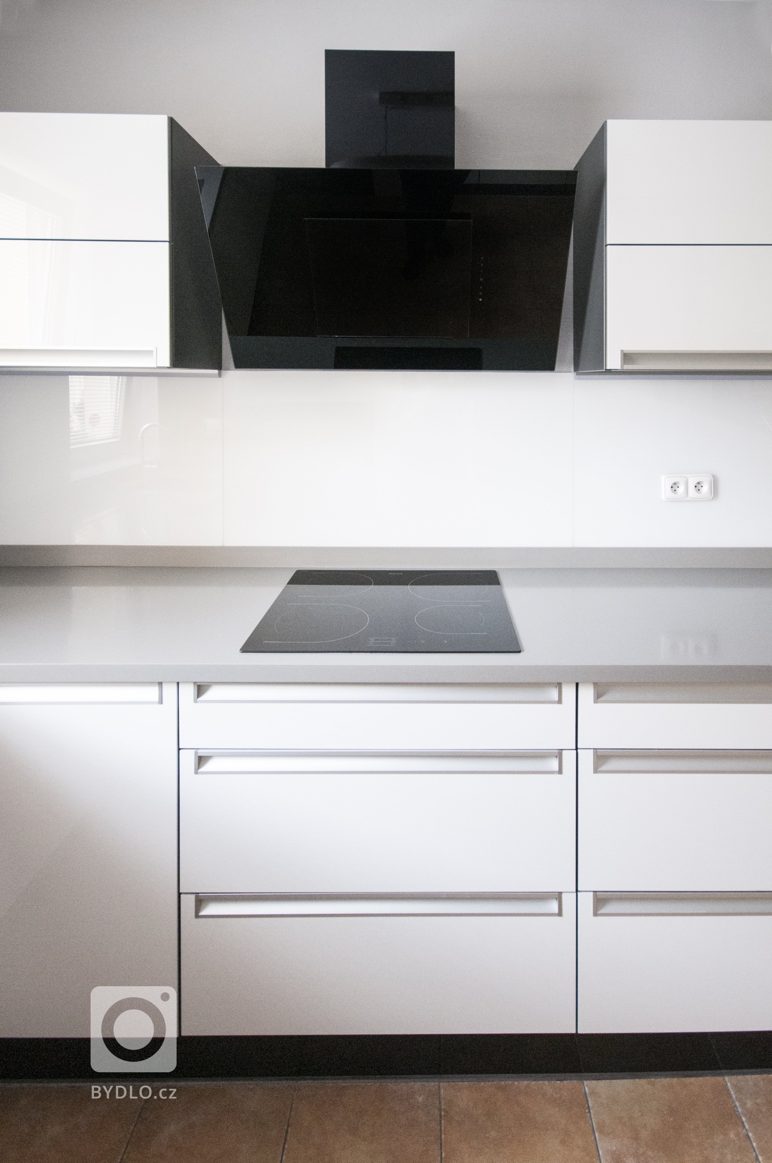 Elegantní a jednoduchá kuchyň sází na výrazný kontrast bílých a černých ploch. Lesklá dvířka a obklad kladou vyšší nároky na údržbu, ty jsou však bohatě…