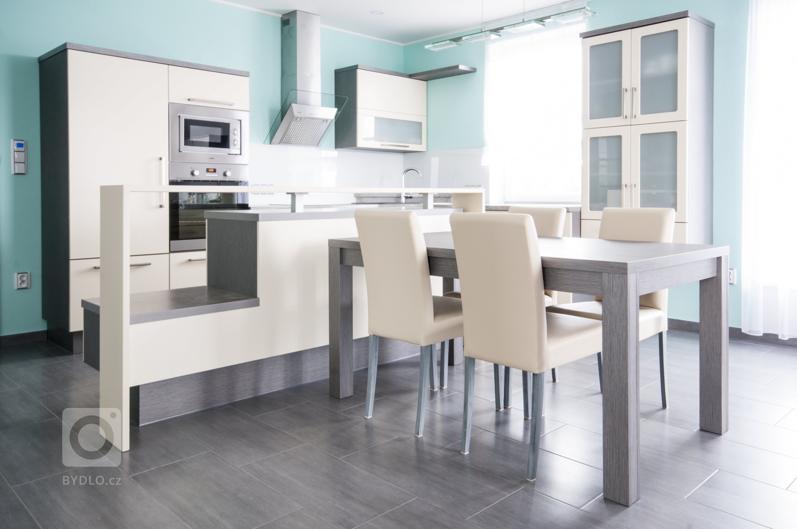 Do posledního detailu vyladěná kuchyň zapadá do celkového konceptu interiéru novostavby. Několik zajímavých designových prvků kuchyň odlehčuje a odlišuje od…