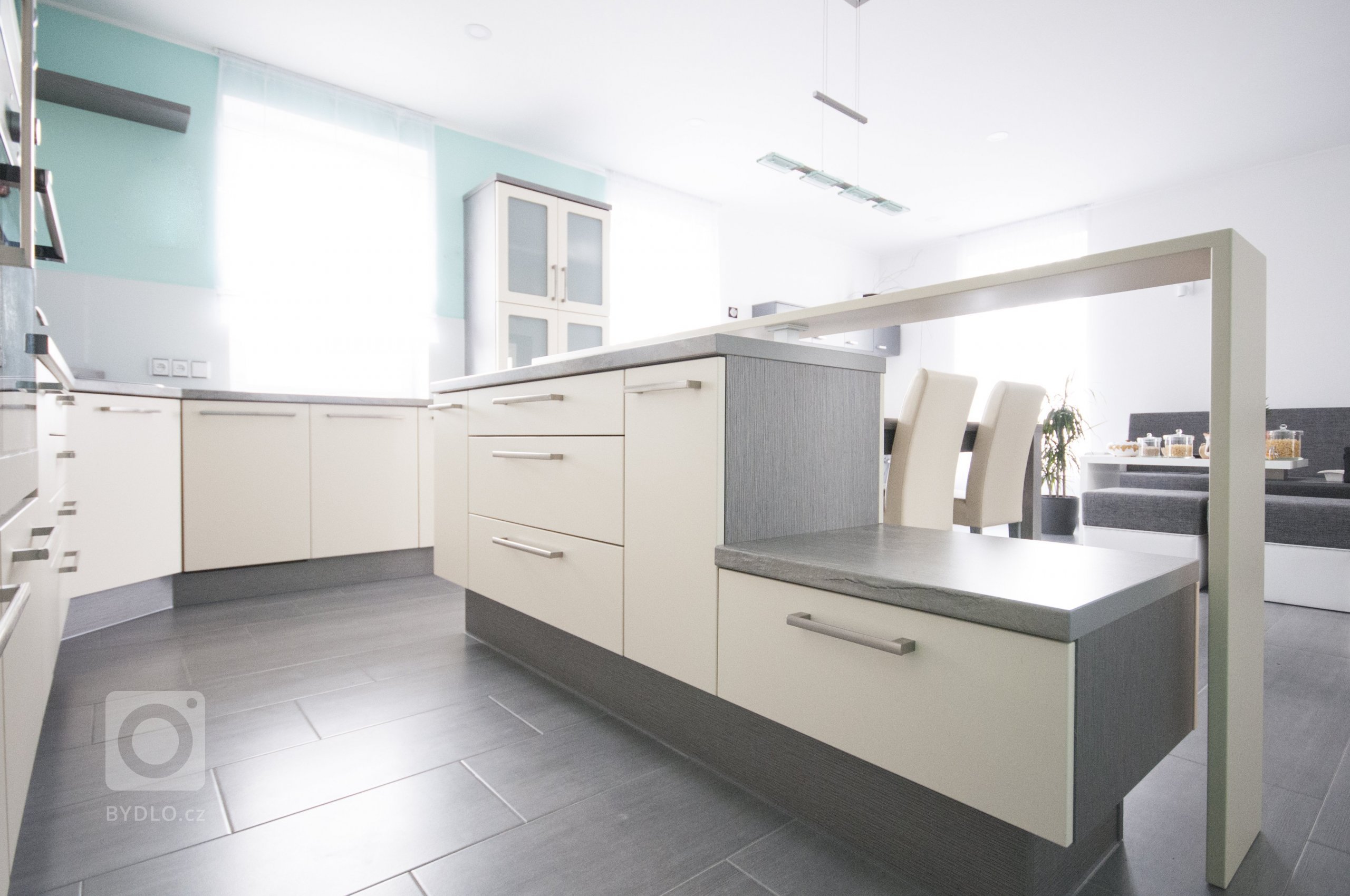 Do posledního detailu vyladěná kuchyň zapadá do celkového konceptu interiéru novostavby. Několik zajímavých designových prvků kuchyň odlehčuje a odlišuje od…