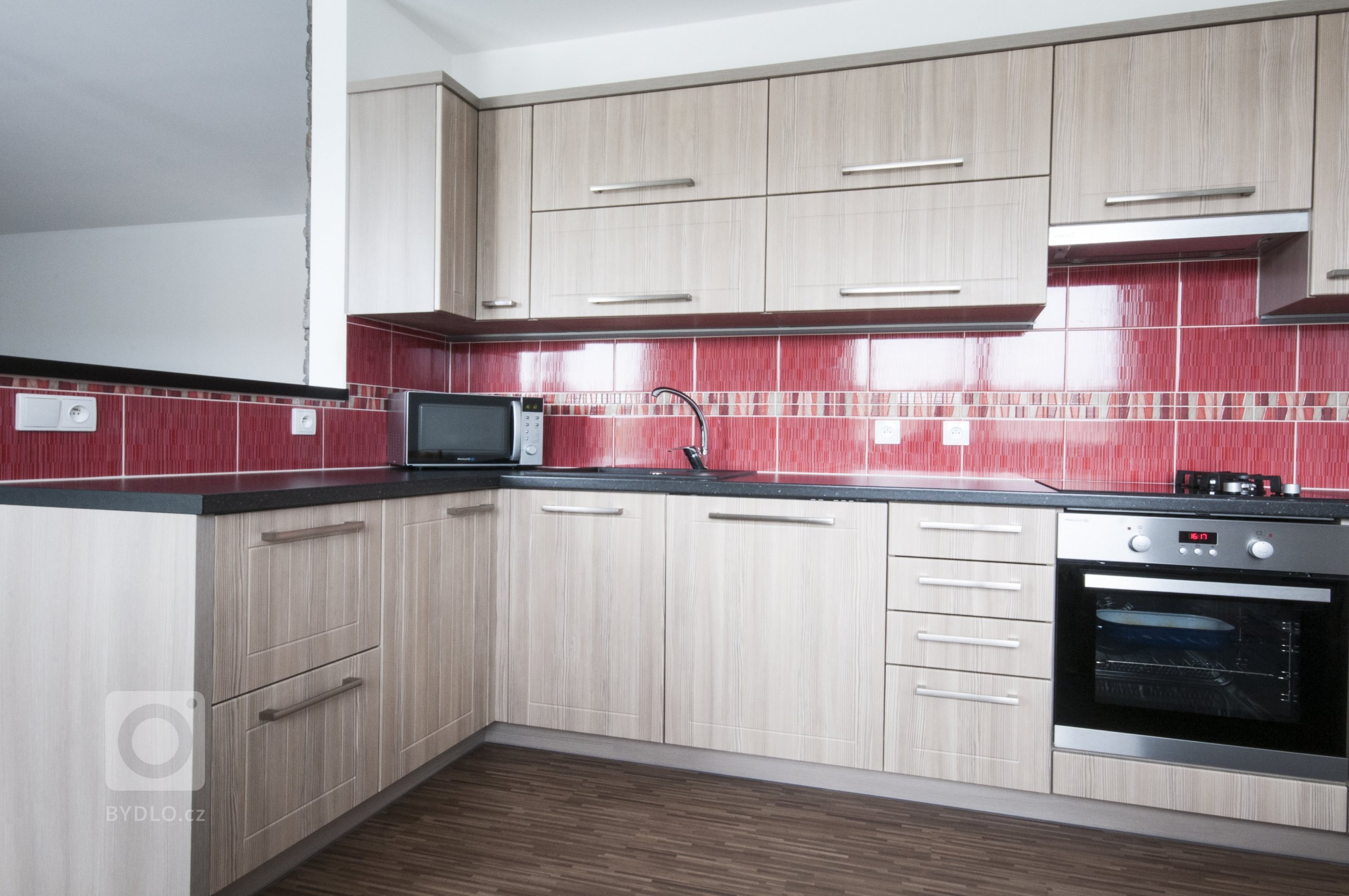 Útulná kuchyň v jemném tónu světlého dřeva splňuje veškeré požadavky mladé rodiny. Do malého prostoru se podařilo vměstnat vše podstatné včetně vestavěné…