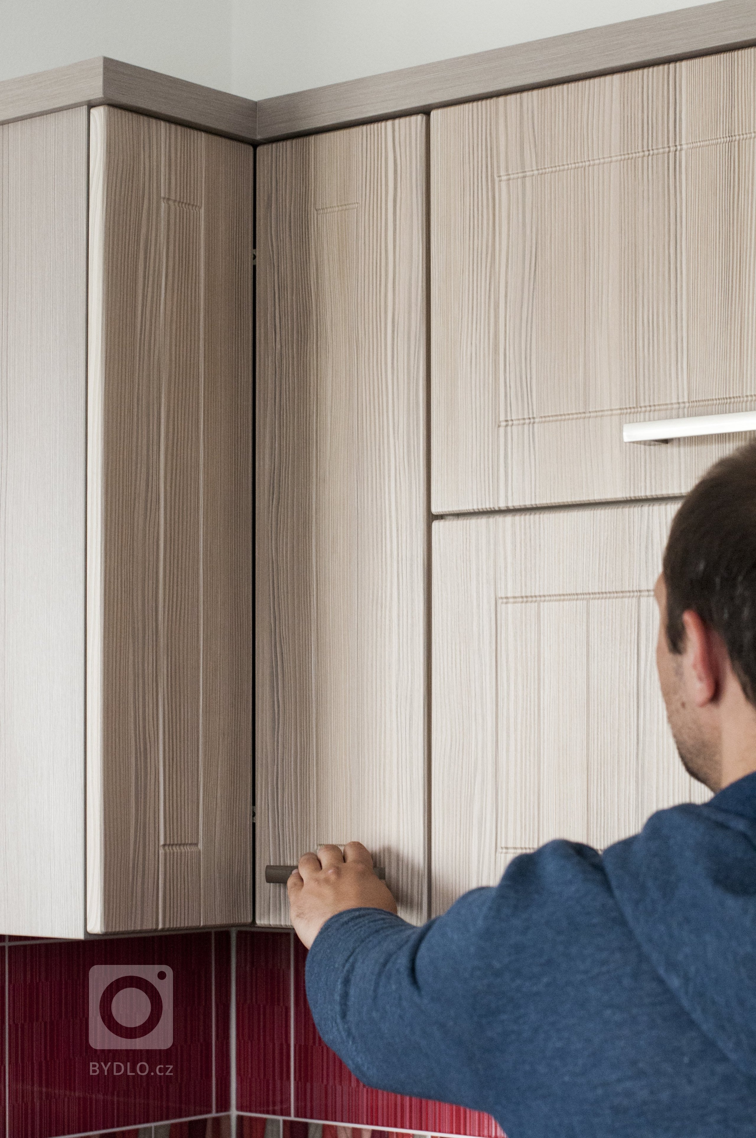 Útulná kuchyň v jemném tónu světlého dřeva splňuje veškeré požadavky mladé rodiny. Do malého prostoru se podařilo vměstnat vše podstatné včetně vestavěné…