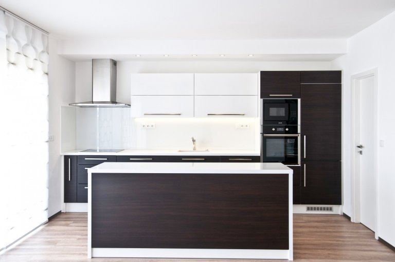 Moderní kuchyňská linka, jejíž majitelé vsadili na čistý a jednoduchý design. Základním tónem kuchyně je bílá barva, jež je doplněna o výrazný dekor tmavého…