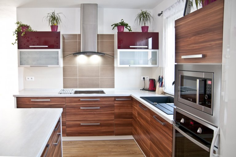 Moderní kuchyně v dekoru oblíbené švestky efektně ozvláštněná lesklou bordó a hliníkovými rámy. Světlá pracovní deska a bílé korpusy dělají kuchyň velice…