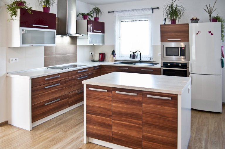 Moderní kuchyně v dekoru oblíbené švestky efektně ozvláštněná lesklou bordó a hliníkovými rámy. Světlá pracovní deska a bílé korpusy dělají kuchyň velice…