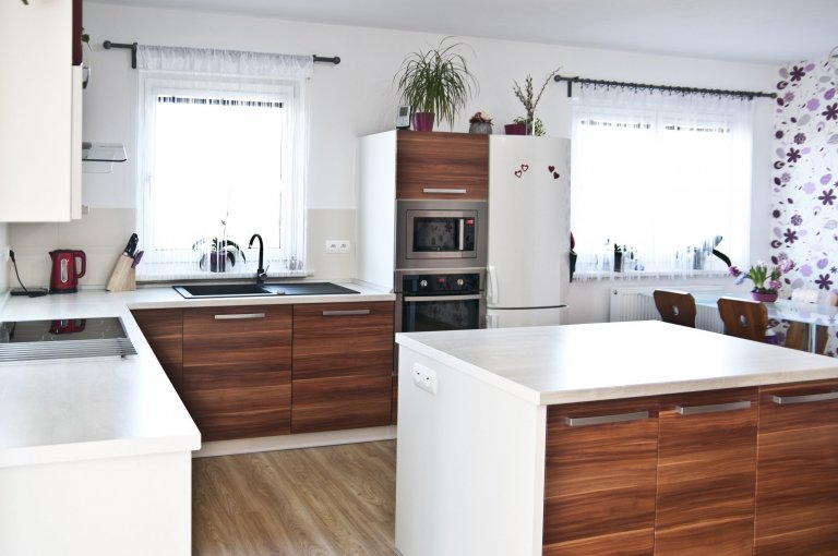 Moderní kuchyně v dekoru oblíbené švestky efektně ozvláštněná lesklou bordó a hliníkovými rámy. Světlá pracovní deska a bílé korpusy dělají kuchyň velice…