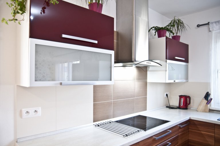 Moderní kuchyně v dekoru oblíbené švestky efektně ozvláštněná lesklou bordó a hliníkovými rámy. Světlá pracovní deska a bílé korpusy dělají kuchyň velice…