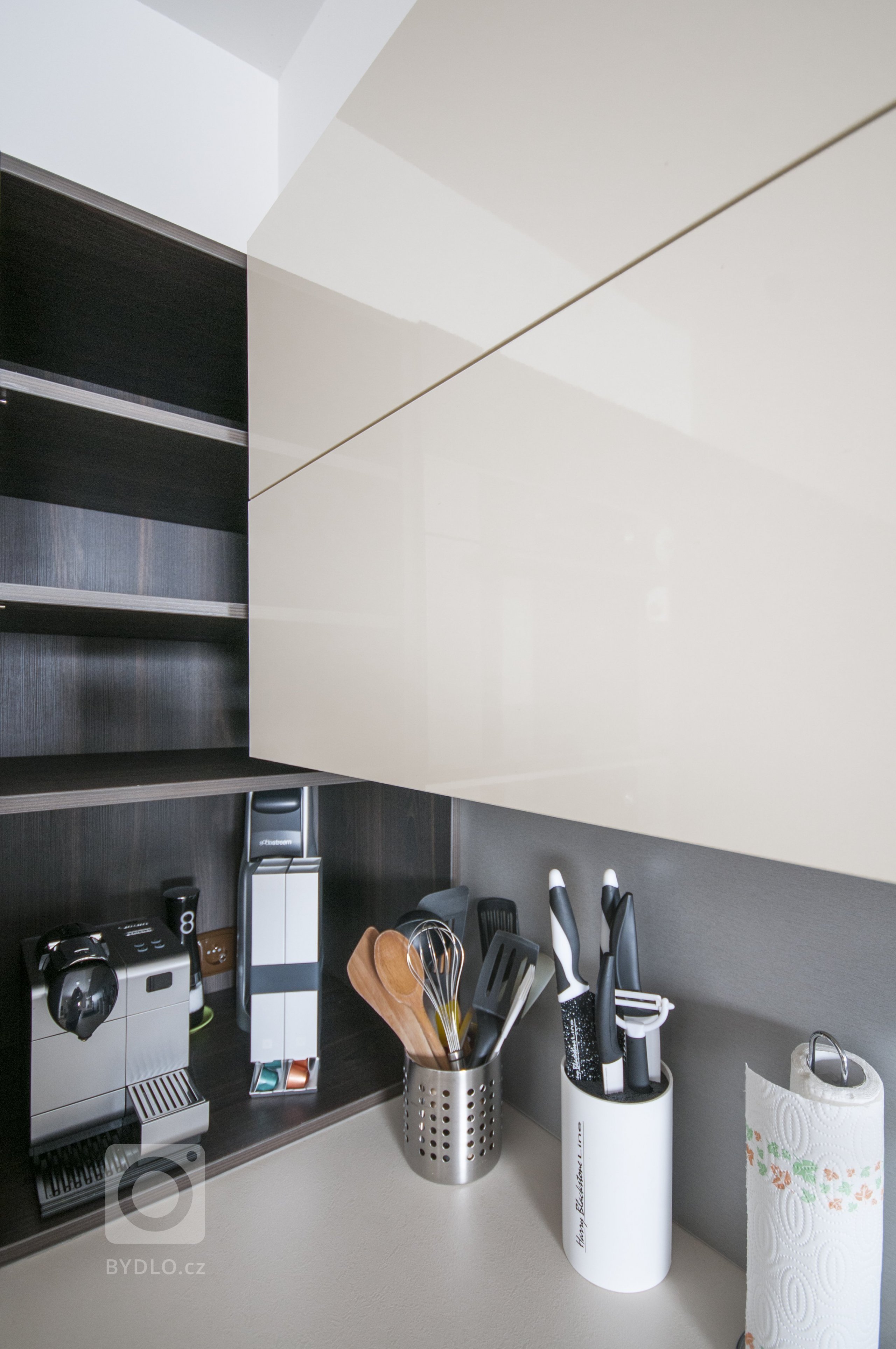 Elegantní, malá, ale přesto plně funkční kuchyň s vařením v prostoru, které udržuje kuchařku v kontaktu se zbytkem obývací místnosti. Sestava skříní skrývá…