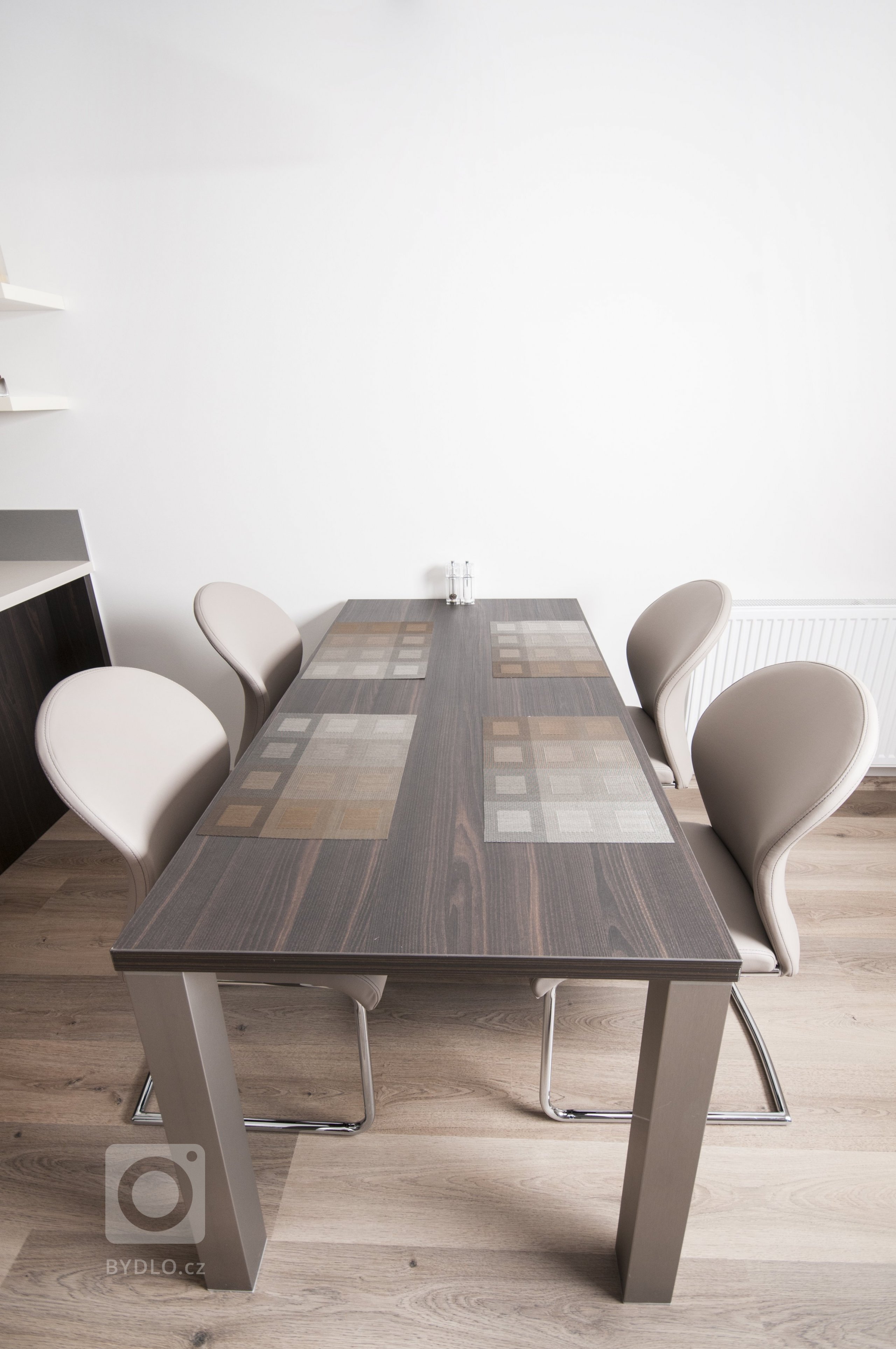 Elegantní, malá, ale přesto plně funkční kuchyň s vařením v prostoru, které udržuje kuchařku v kontaktu se zbytkem obývací místnosti. Sestava skříní skrývá…