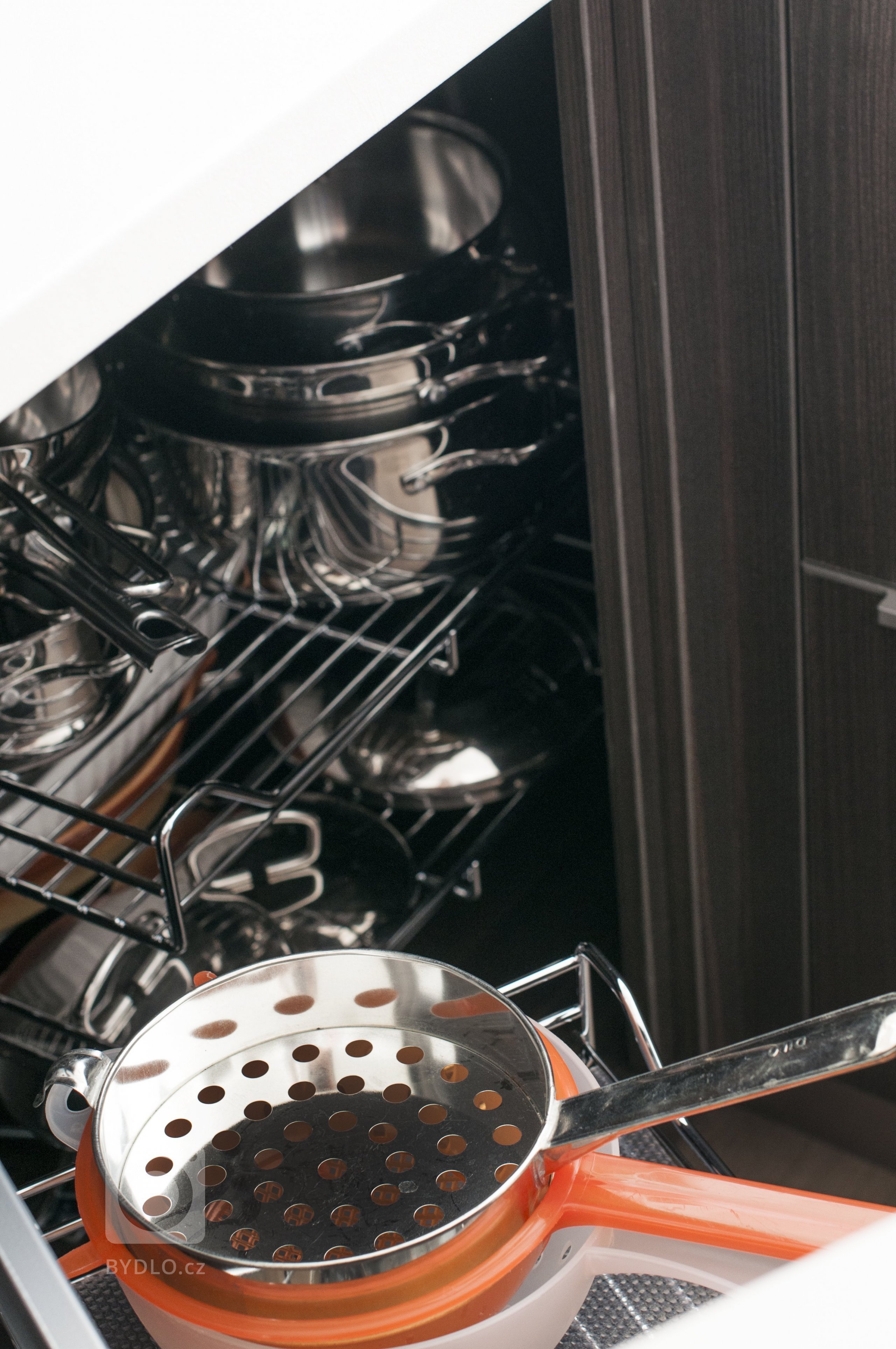 Elegantní, malá, ale přesto plně funkční kuchyň s vařením v prostoru, které udržuje kuchařku v kontaktu se zbytkem obývací místnosti. Sestava skříní skrývá…