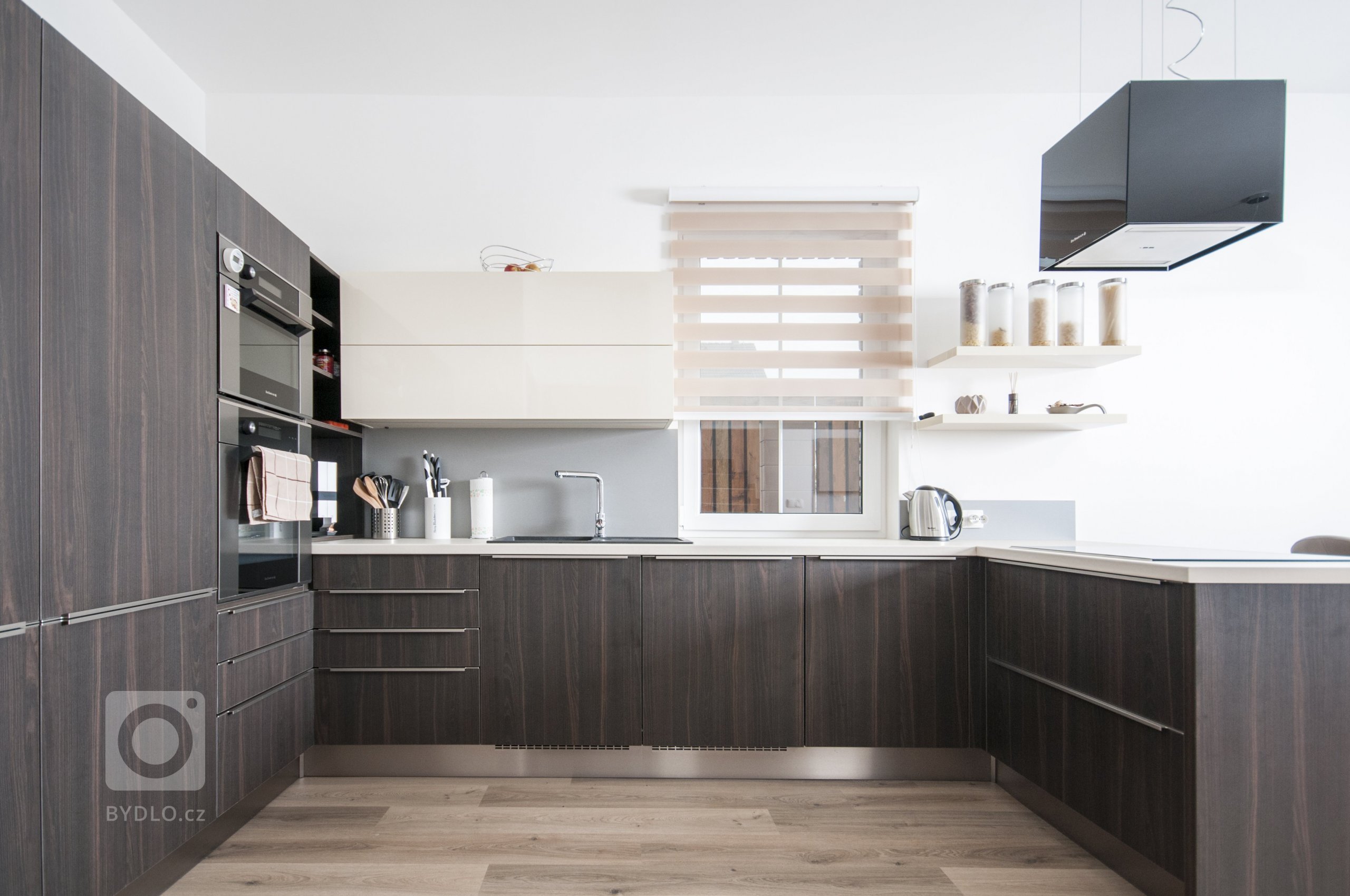 Elegantní, malá, ale přesto plně funkční kuchyň s vařením v prostoru, které udržuje kuchařku v kontaktu se zbytkem obývací místnosti. Sestava skříní skrývá…