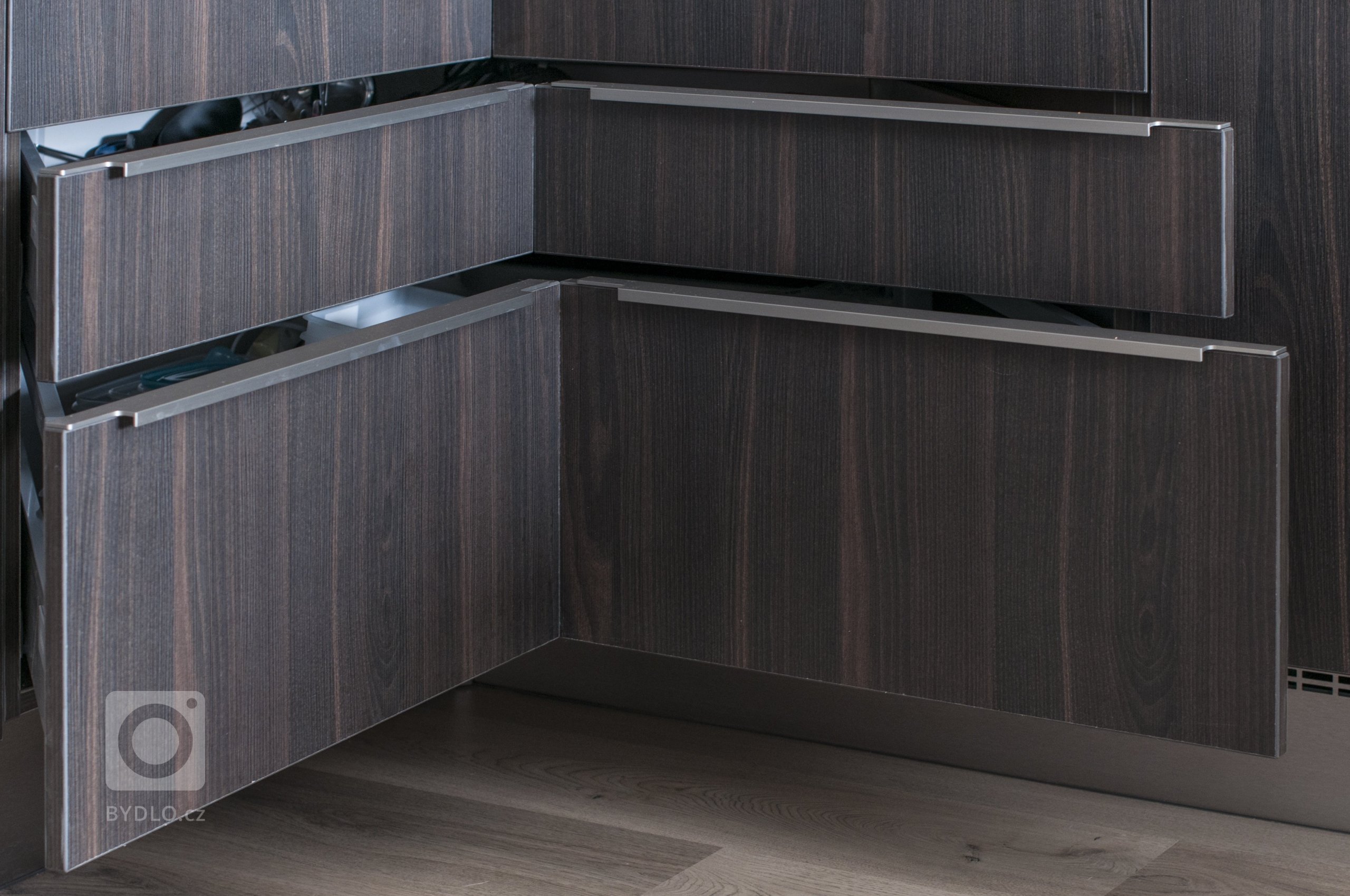 Elegantní, malá, ale přesto plně funkční kuchyň s vařením v prostoru, které udržuje kuchařku v kontaktu se zbytkem obývací místnosti. Sestava skříní skrývá…