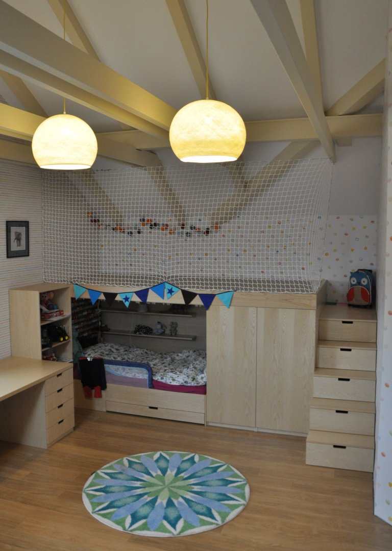 Dětský pokojíček, který má vydržet dlouho, ač jsou děti teď malé. Pastelové barvy, jednoduchost a možnost dotvářet si pokojíček sám. V co dnes svoje hrací…